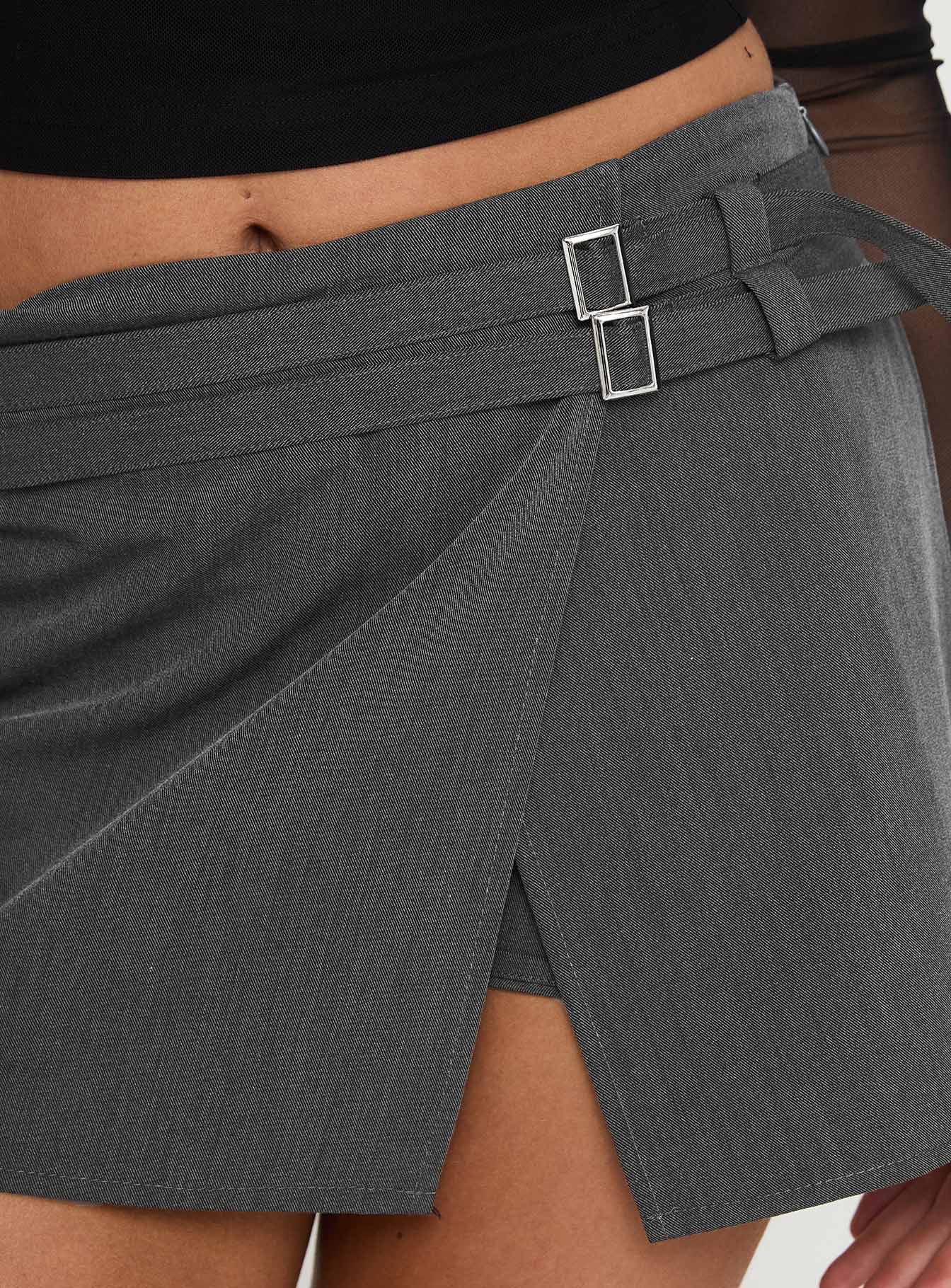 Statuette Buckle Mini Skort Grey