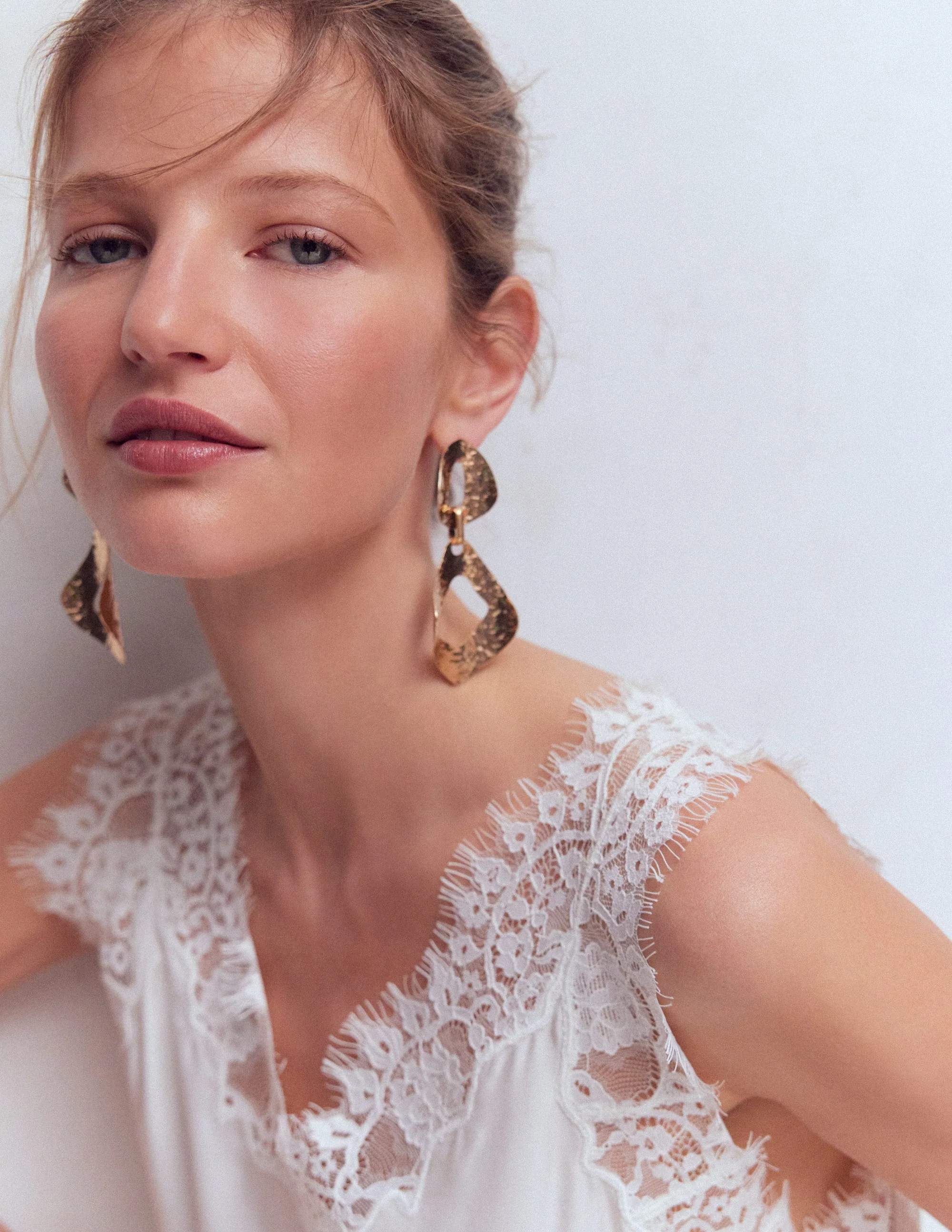 Gehämmerte Doppelohrringe-Goldfarbe