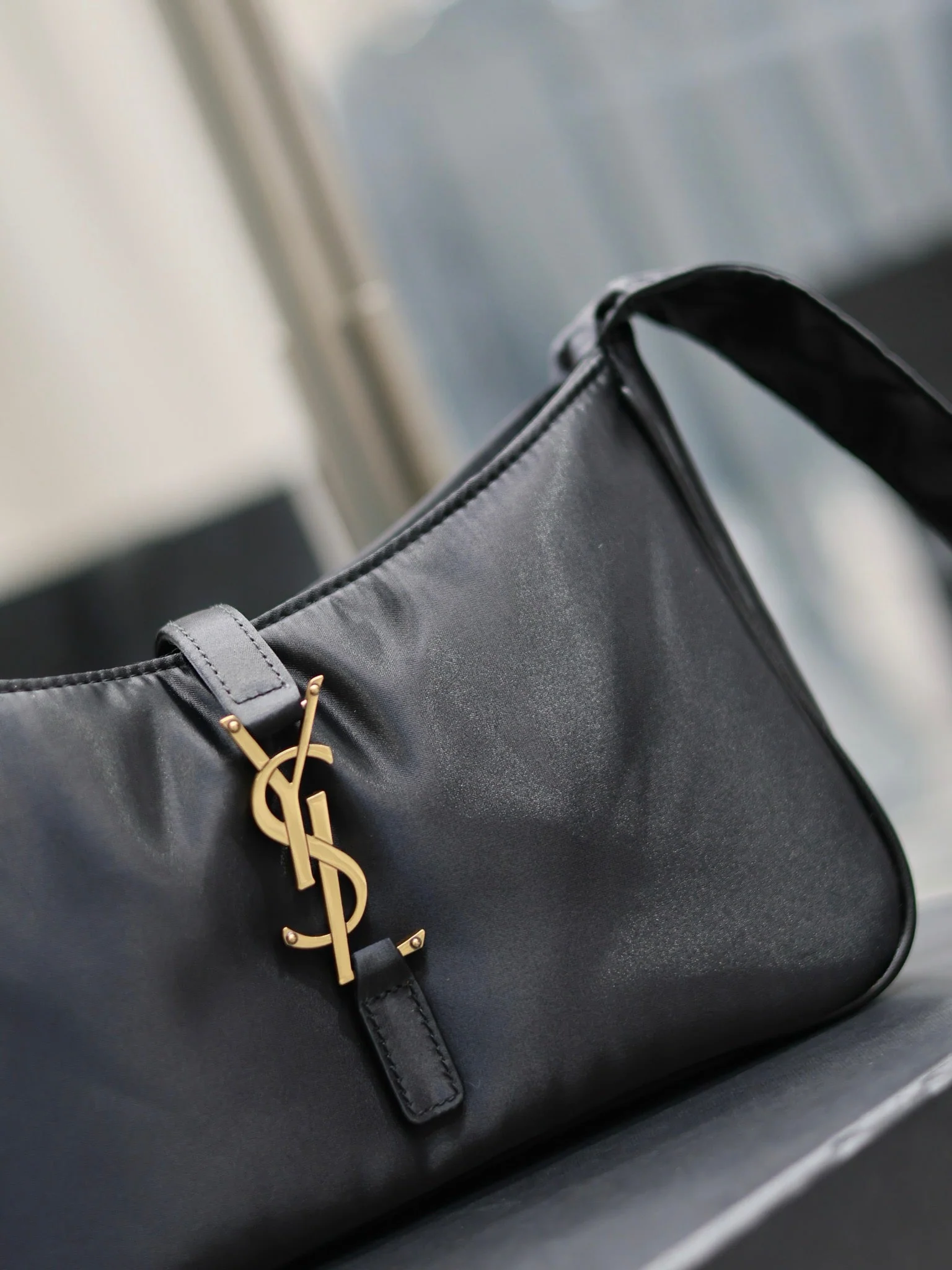 YSL Le5��7 Hobo Black Bag Gold Hardware 25x15x6cm - Top Club