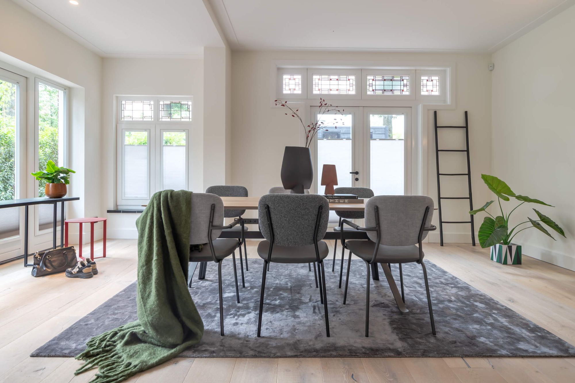 They & Me eettafel Chat – recht met afgeronde hoeken – eiken rustiek bianco olie – onderstel RAL9017 verkeerszwart 240 x 100 x 75 | Eiken Rustiek Bianco Olie | Verjongde Rand | Frame RAL9017 Verkeerszwart