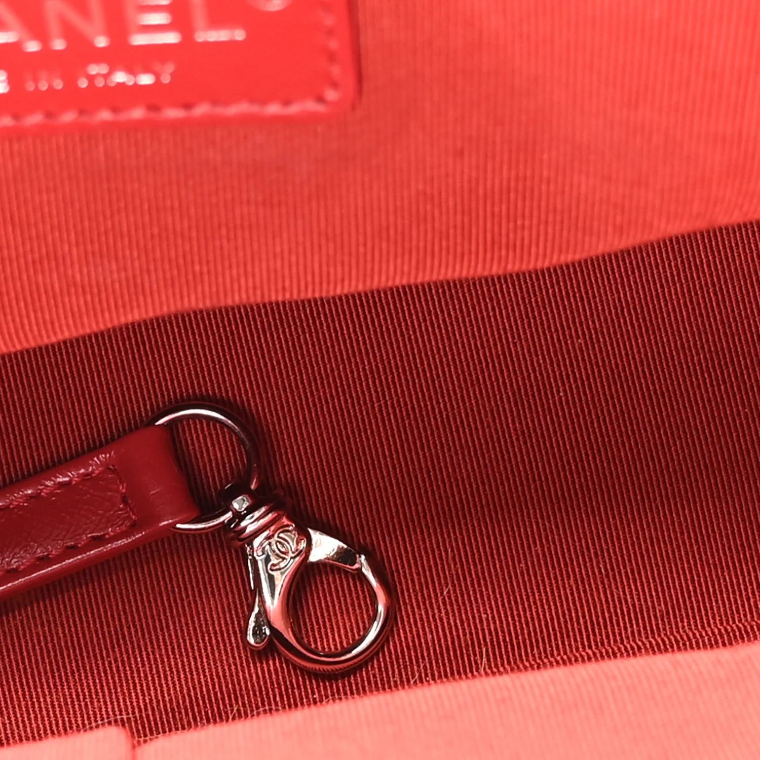 Aged Calfskin Quilted New Medium Gabrielle Hobo Red - Top Club