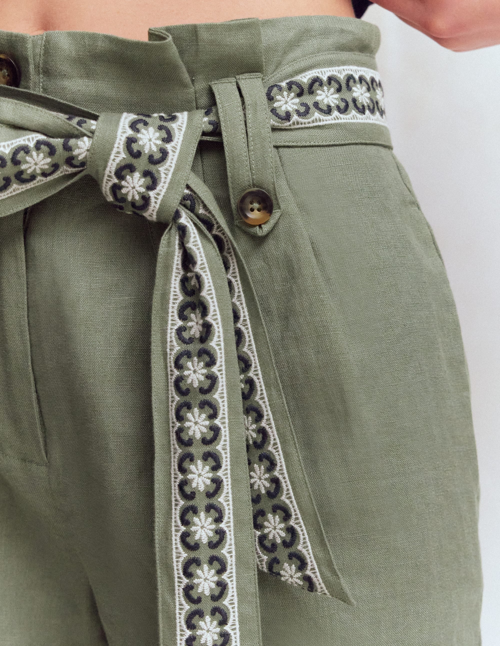 Paperbag-Leinenshorts mit Gürtel-Agavengrün Stickerei