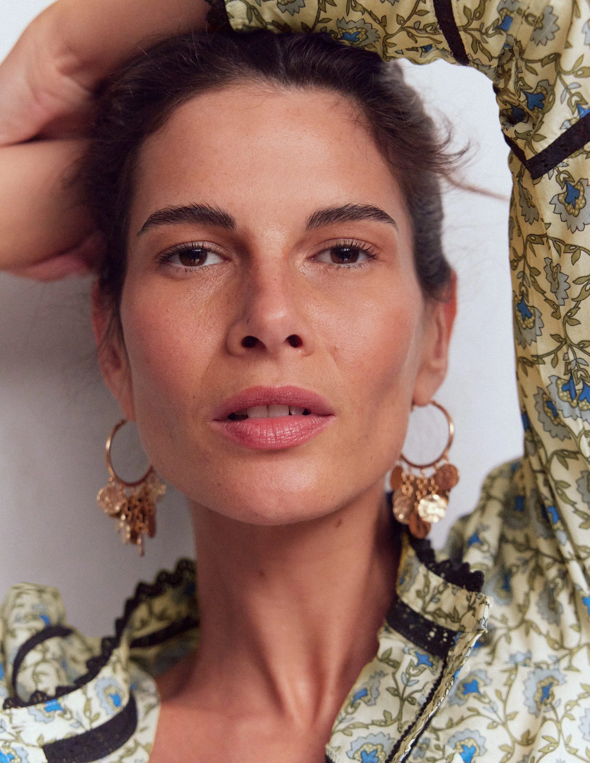 Gehämmerte, goldfarbene Creolen mit Tropfenanhänger-Goldfarbe