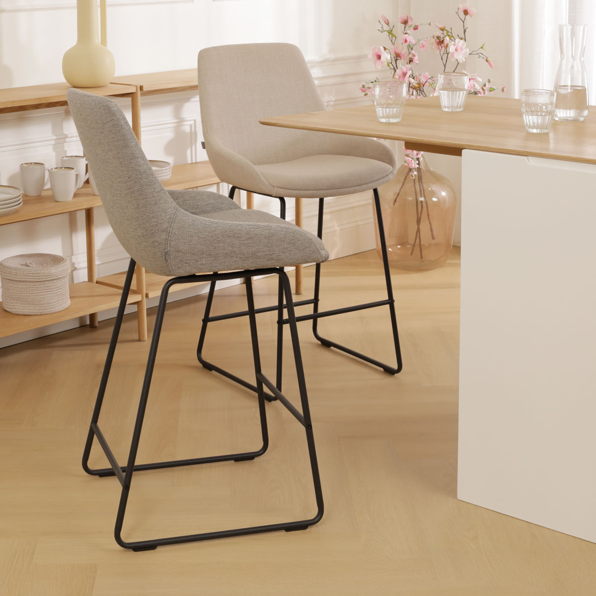 Barkruk Nino-Isa warm grijs - zwart onderstel - 65 cm