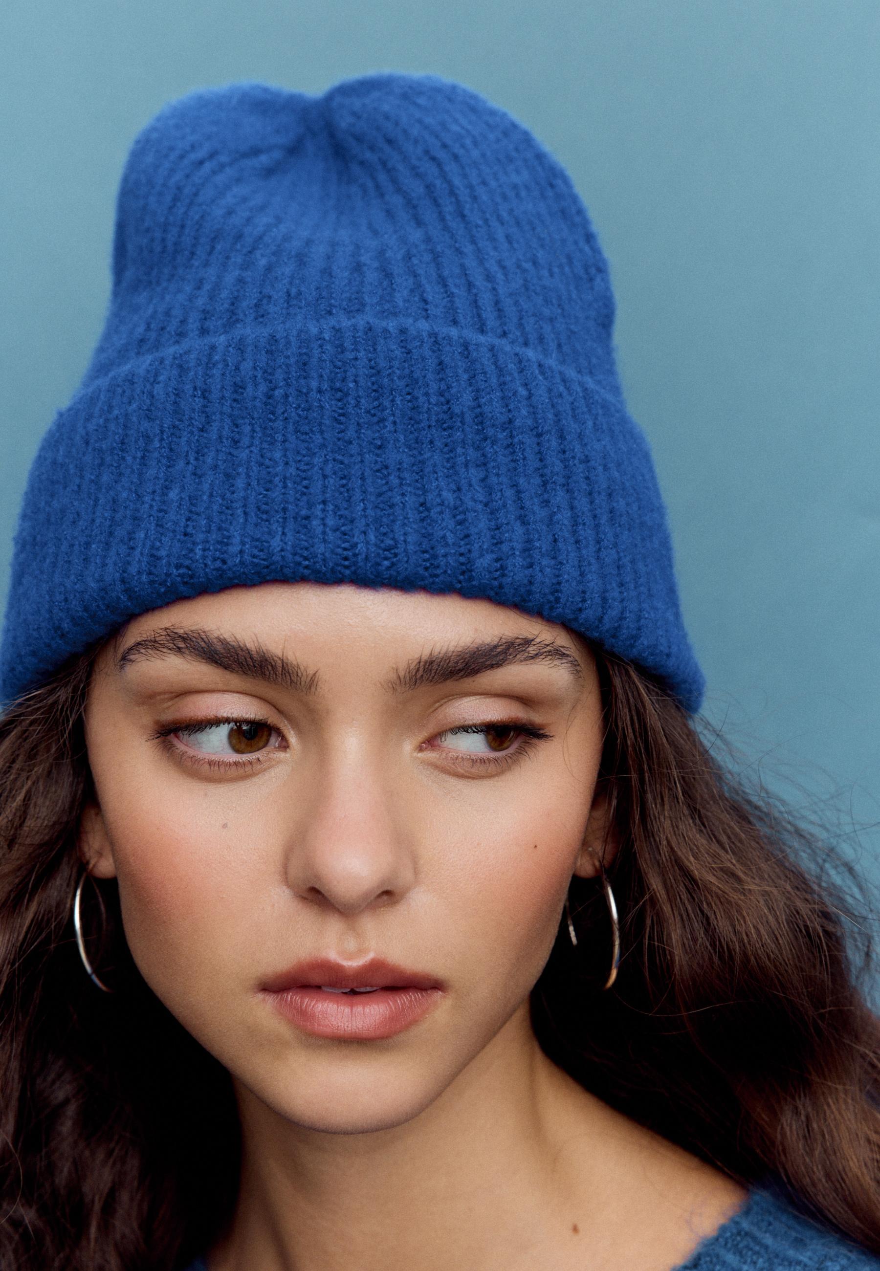 RIBBED BEANIE WITH PLAQUE