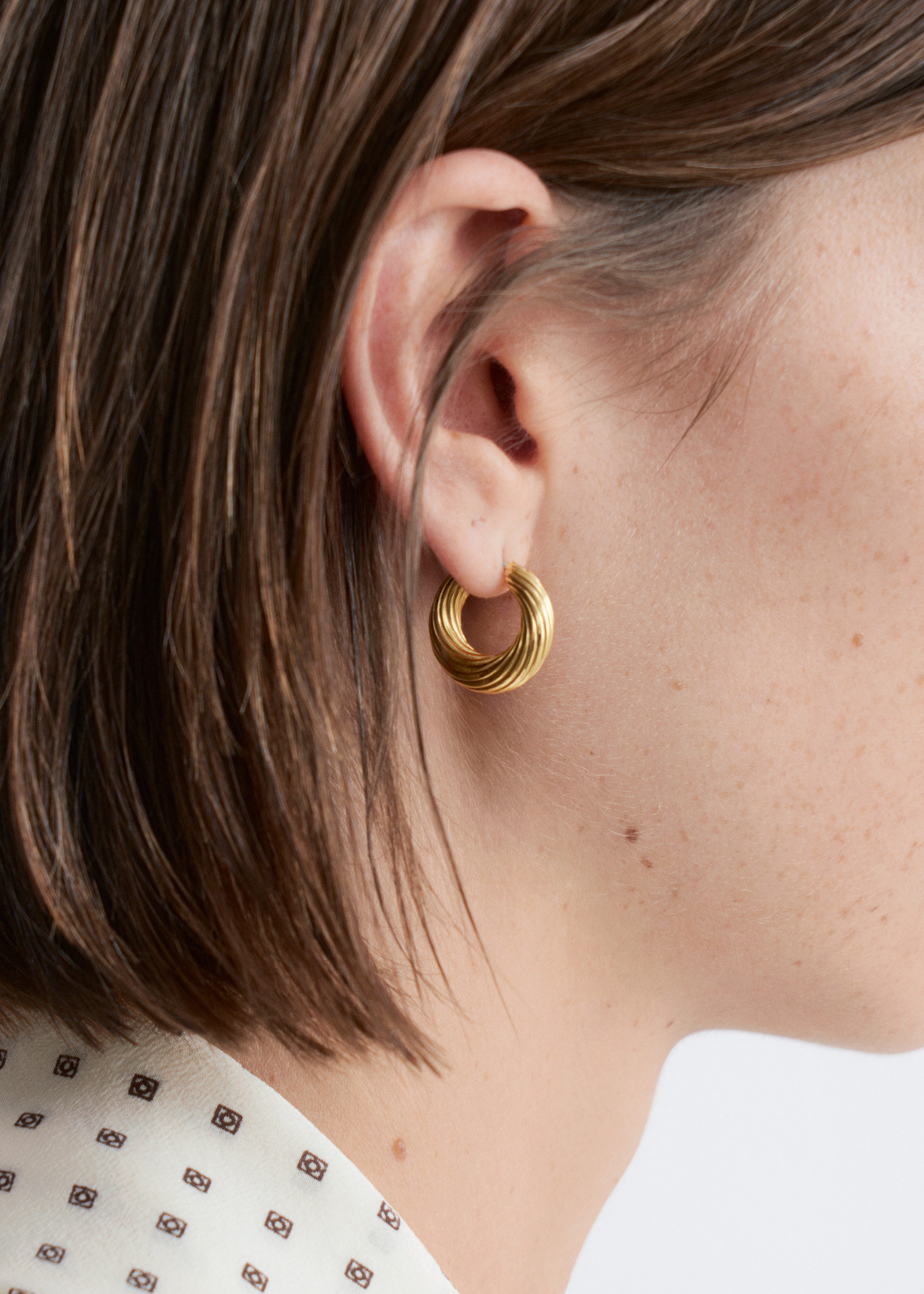 & Other Stories FLUTED HOOP EARRINGS