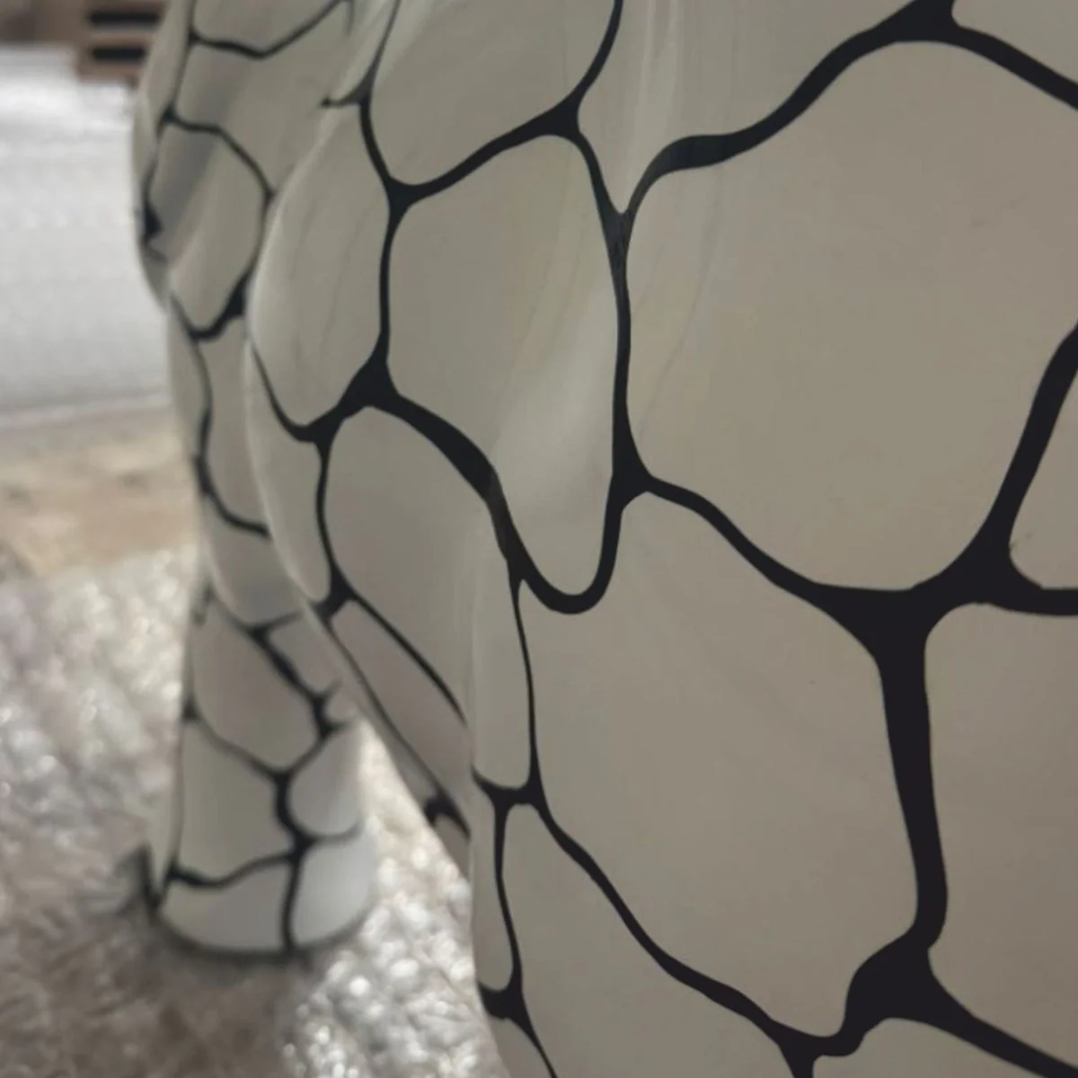 Decorative sculpture elephant white / black 84 x H. 57 cm - decorative figure