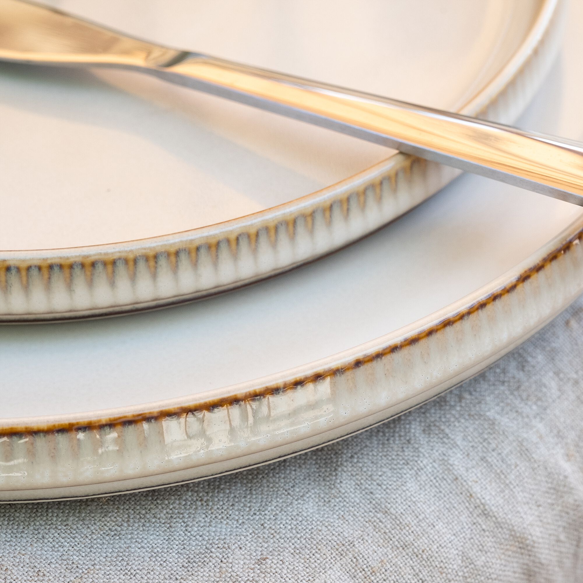 STRIE - Assiette plate en grès D27cm - beige