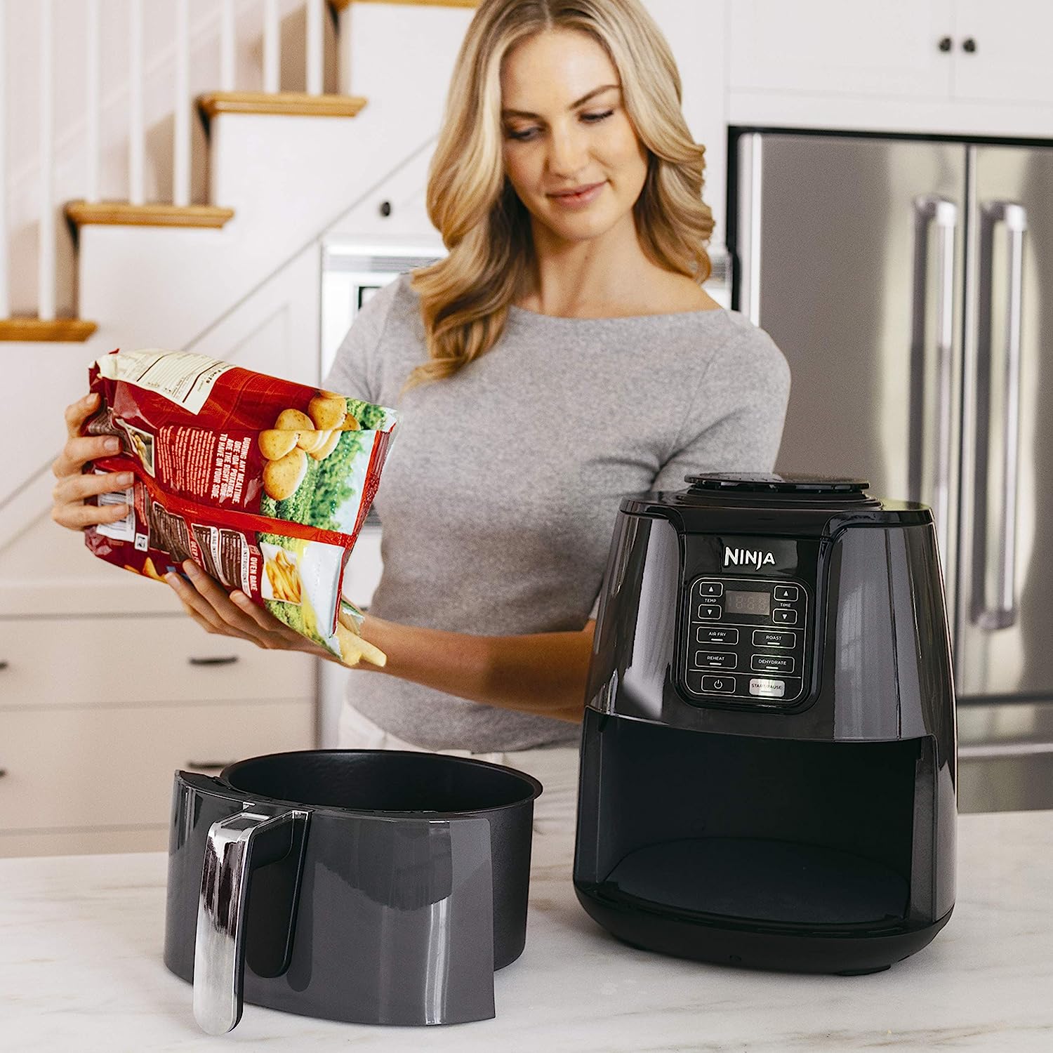 Ninja AF101 Air Fryer, dass Crisps, Roasts, Reheats, & Dehydrates, für schnelle, einfache Mahlzeiten, 4 Quart Capacity, & High Gloss Finish, Grau