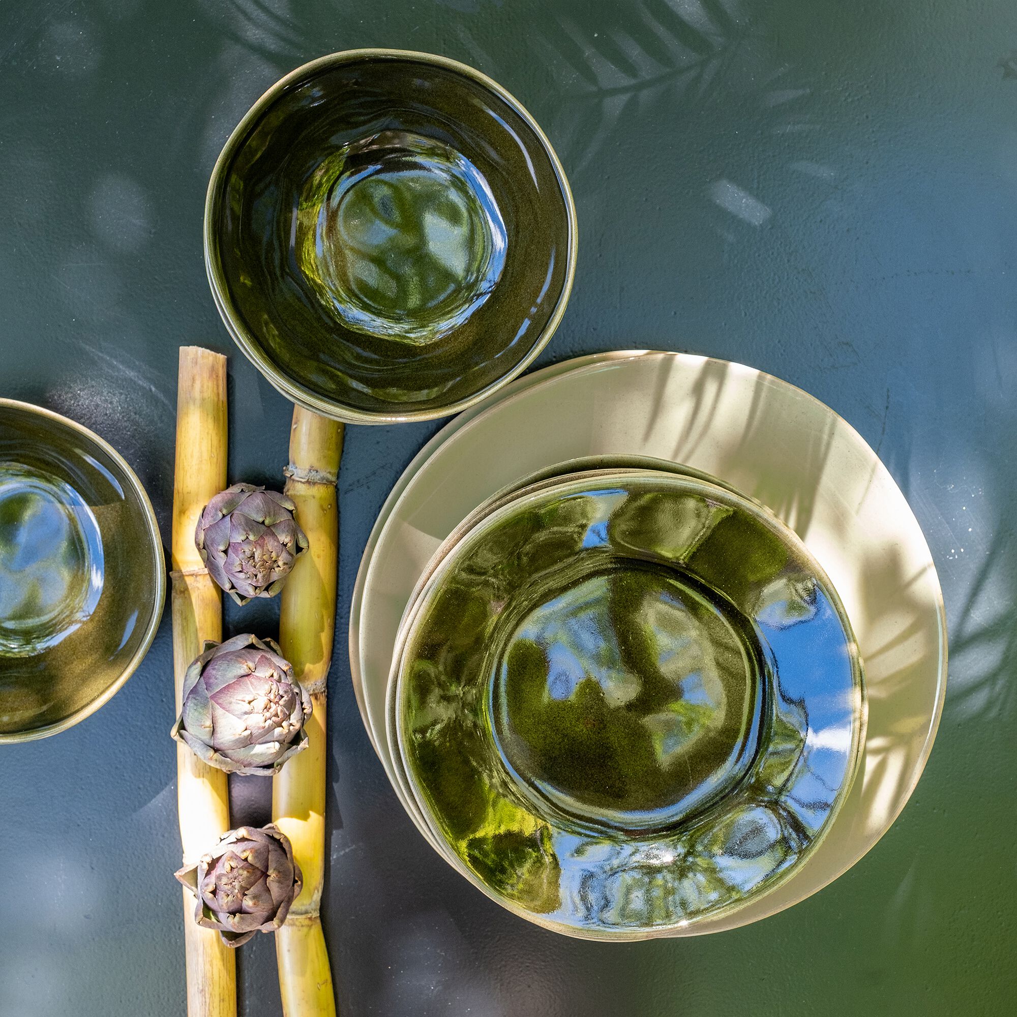 AVOCADO - Assiette plate organique en grès D26,7cm - vert avocado