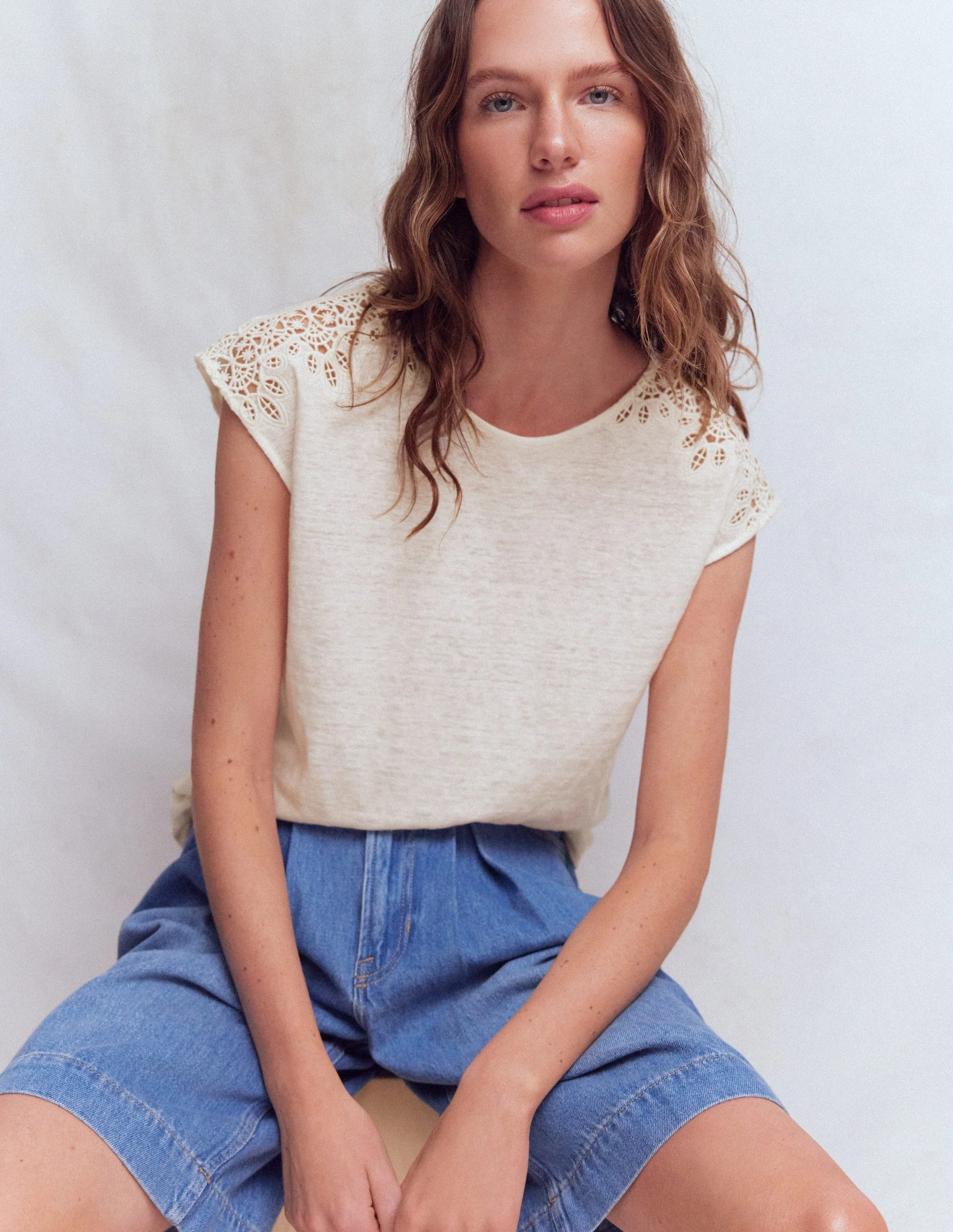 Tara Leinen-T-Shirt mit Cutwork-Naturweiß