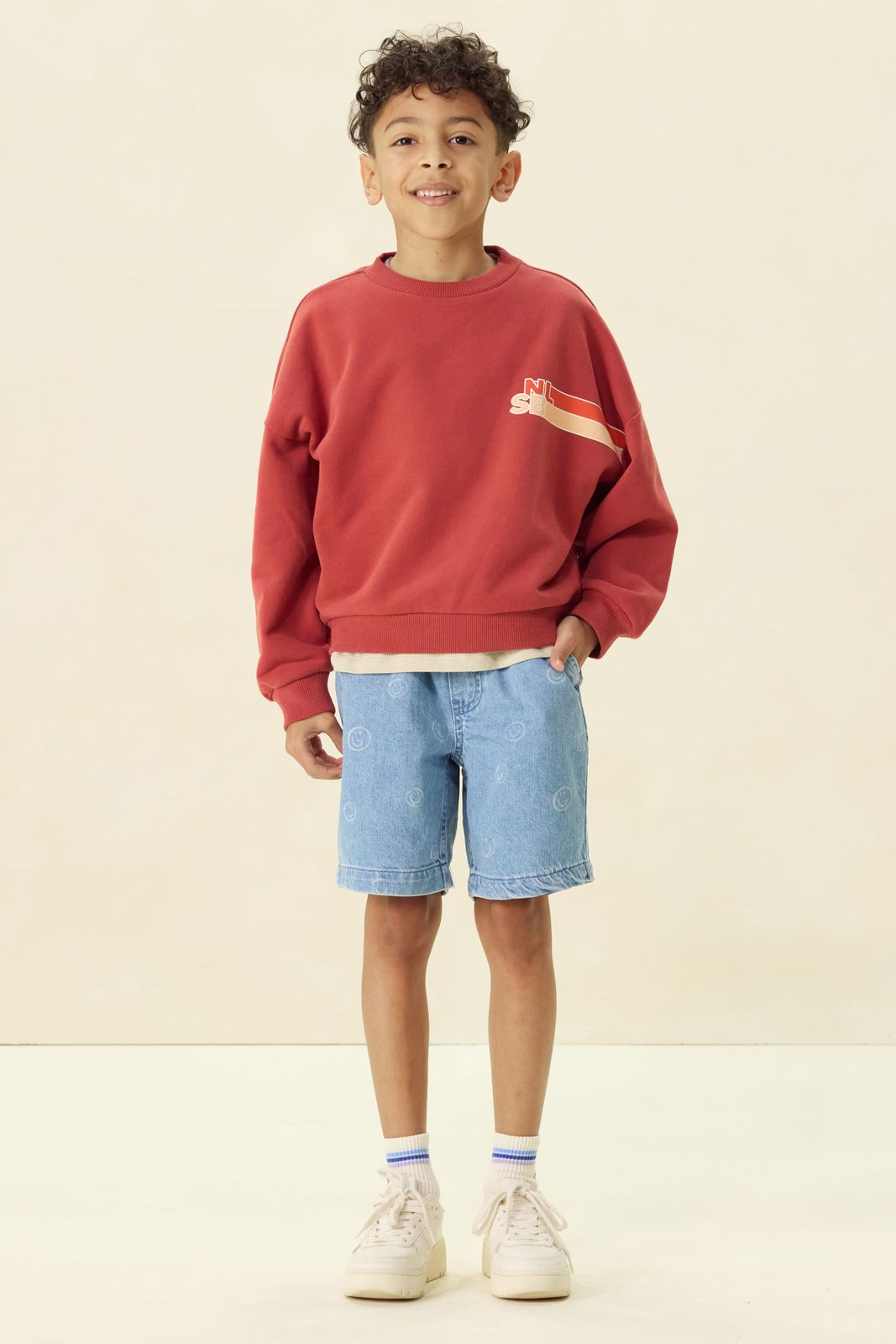 Donkerrode sweater met artwork