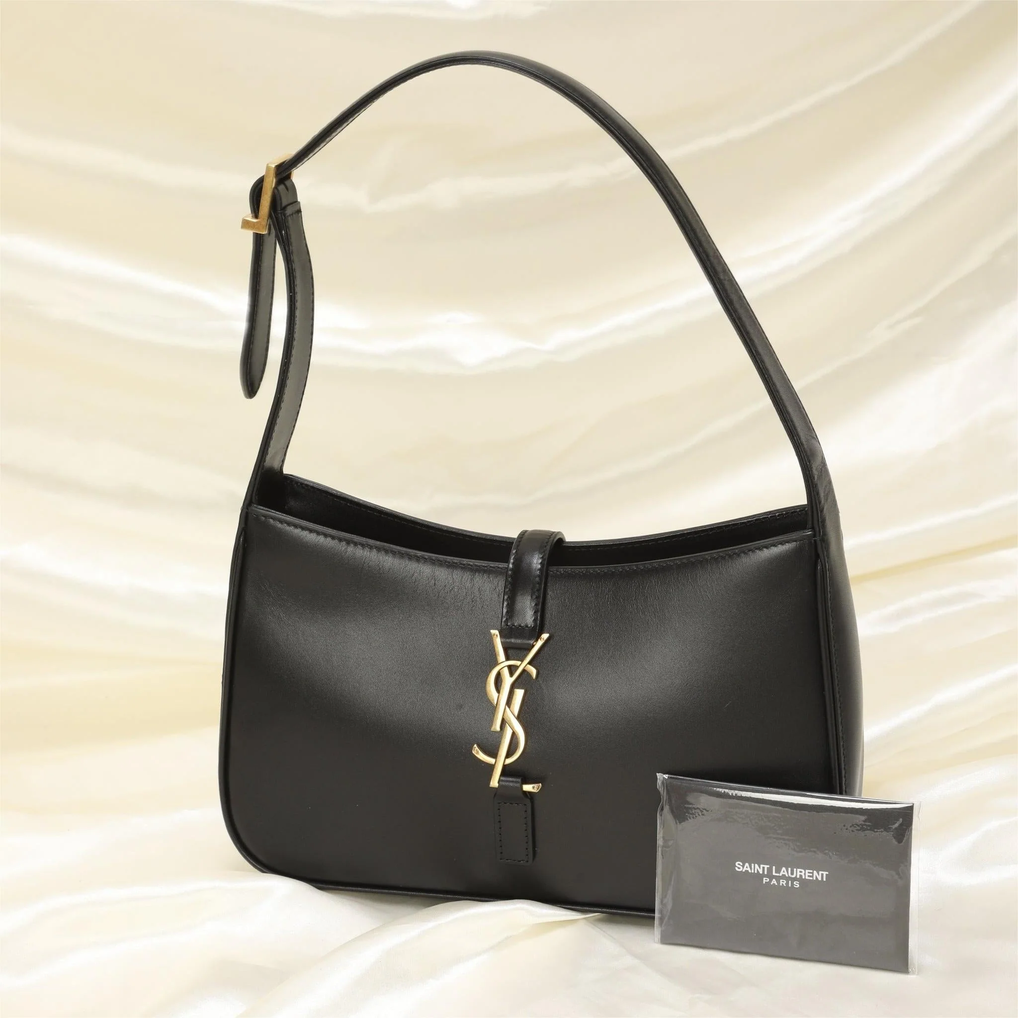 Saint Laurent Le 5 �� 7 Hobo Bag In Patent Leather - Black - Women