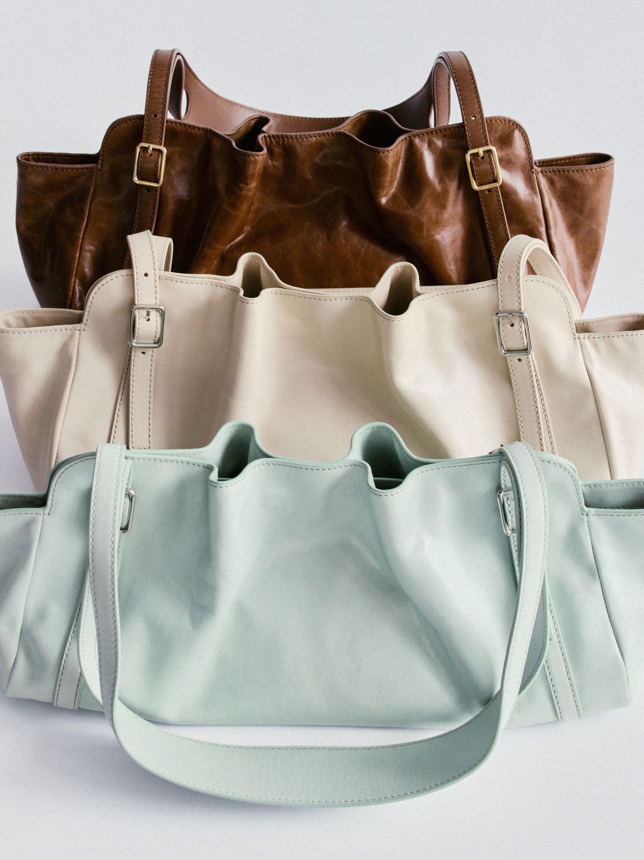 & Other Stories LOW-PROFILE LEATHER SHOULDER BAG