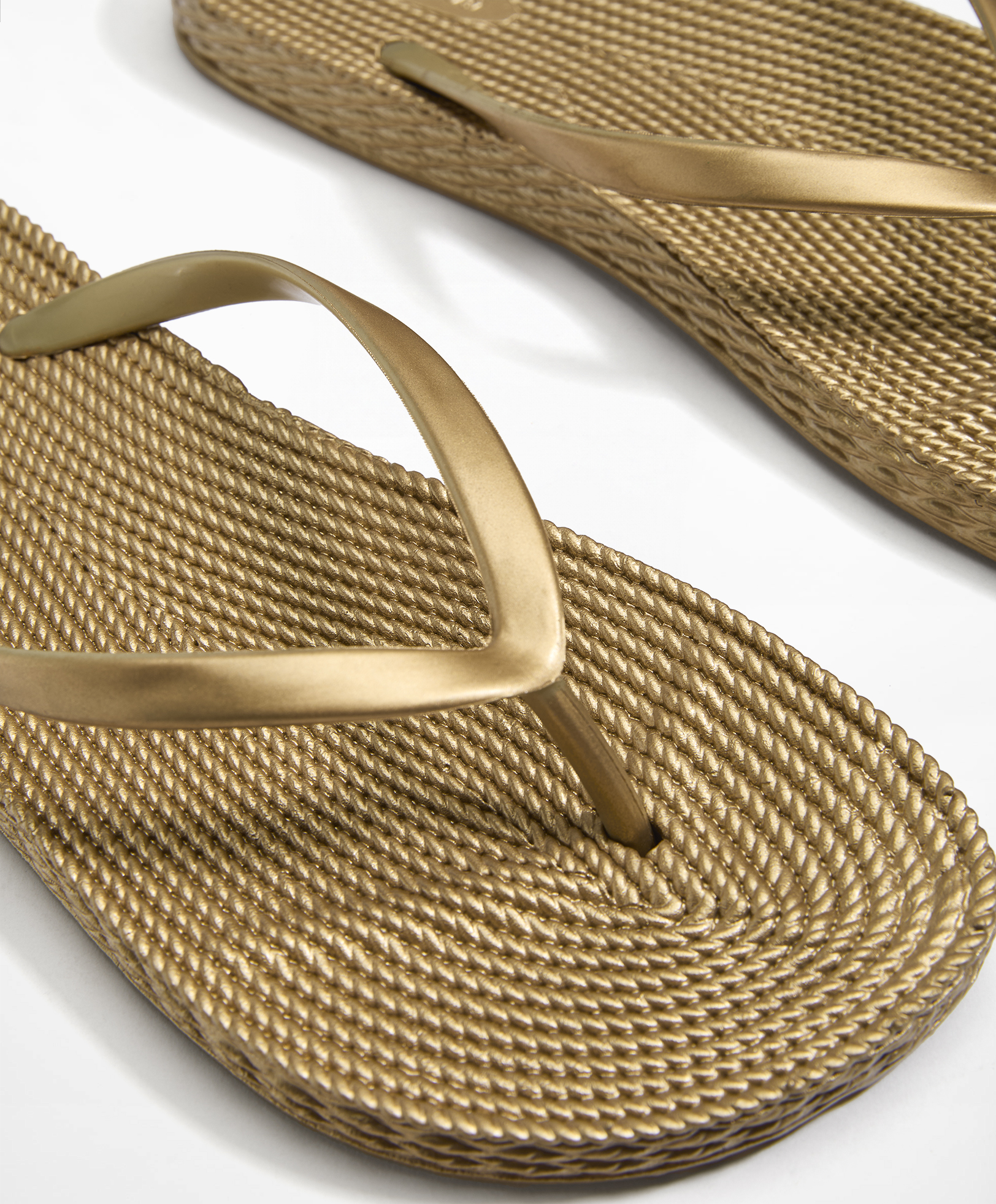 OYSHO Textured beach sandals