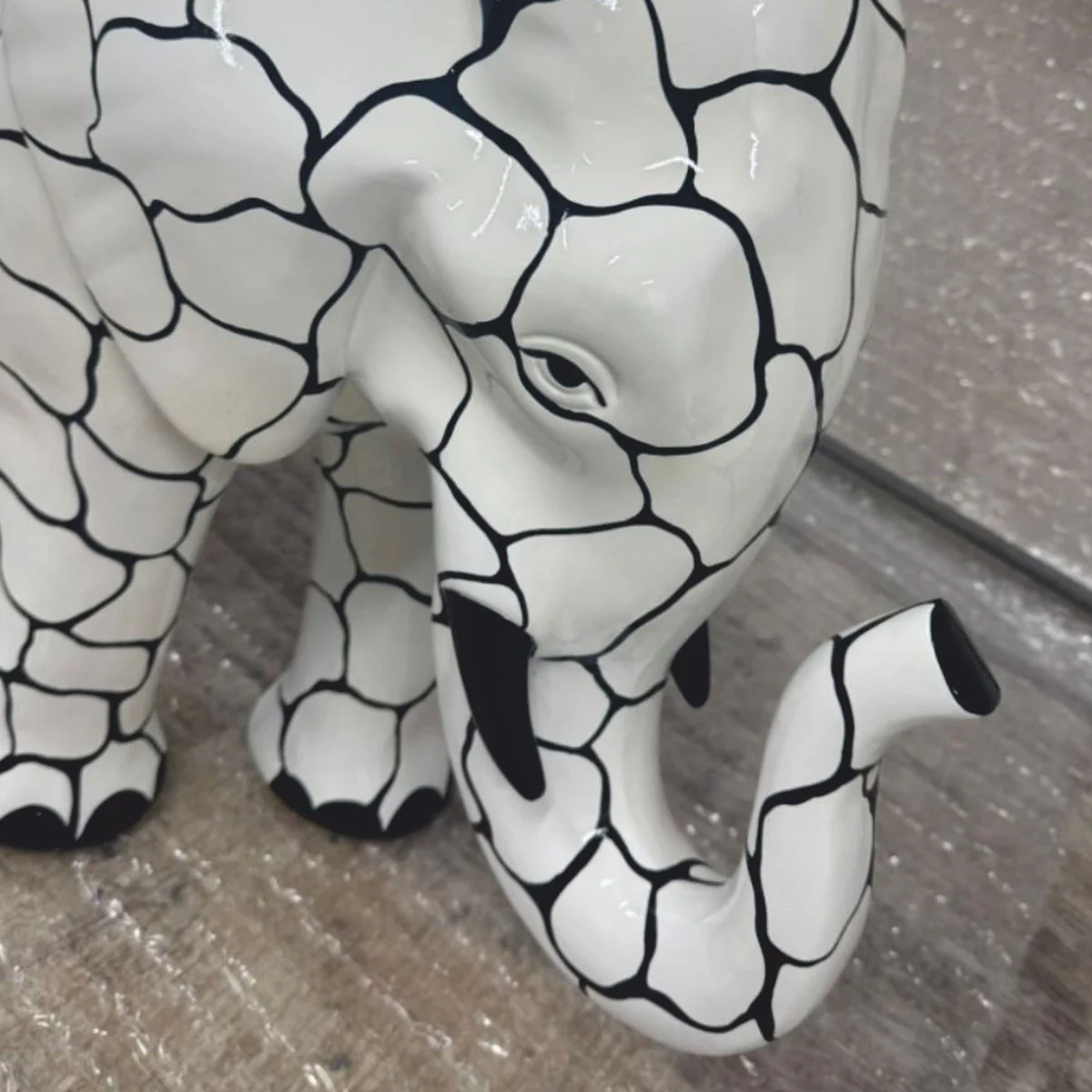 Decorative sculpture elephant white / black 84 x H. 57 cm - decorative figure