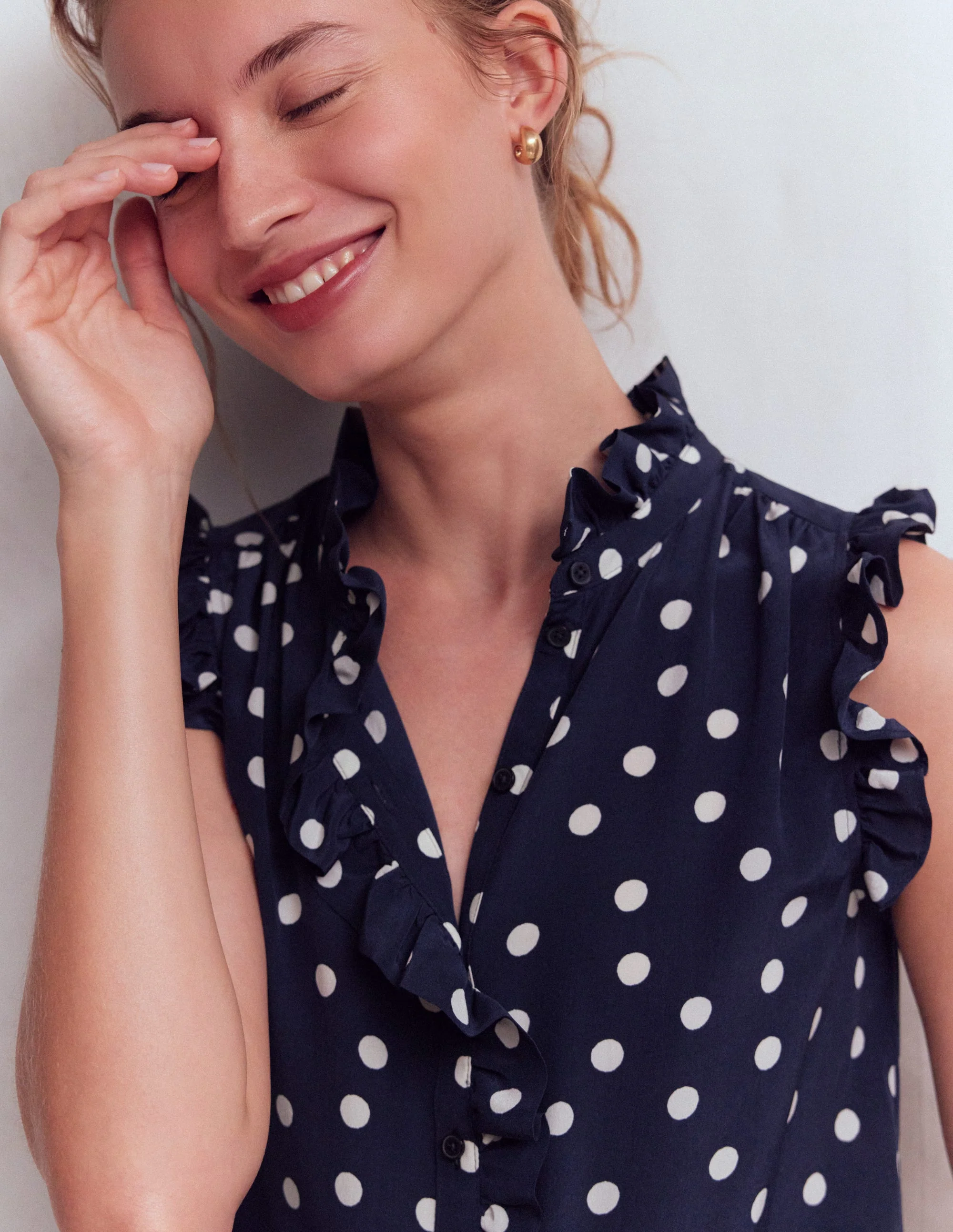 Isabel Ärmelloses Seidenoberteil-Französisches Marineblau, Gemalte Tupfen