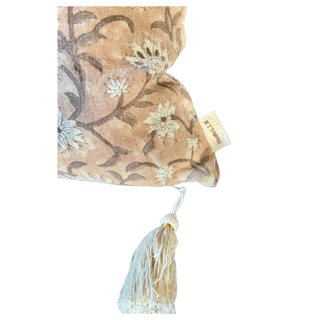 Sierkussen Handpainted hazelnut flower 60x40 cm