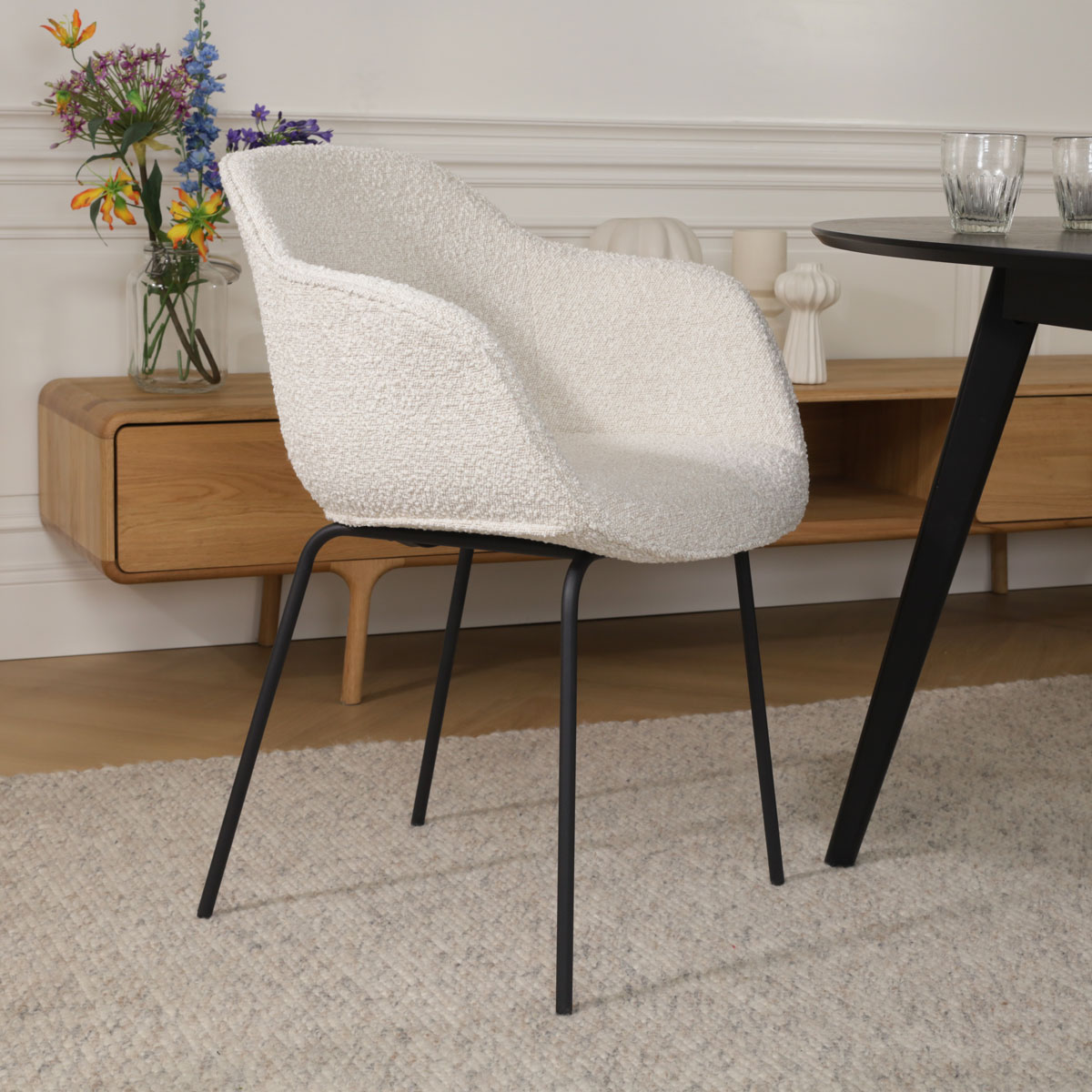 Eetkamerstoel Nora-Mare bouclé beige - zwart onderstel