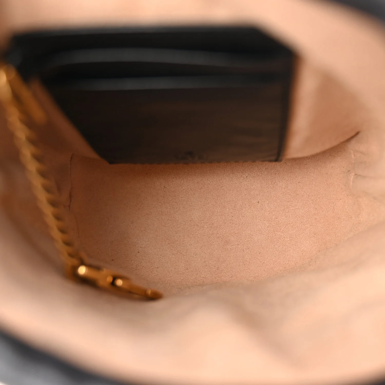 Vintage Effect Calfskin Matelasse Diagonal Mini Torchon GG Marmont 2.0 Bucket Bag Black Romantic Cherry - Top Club
