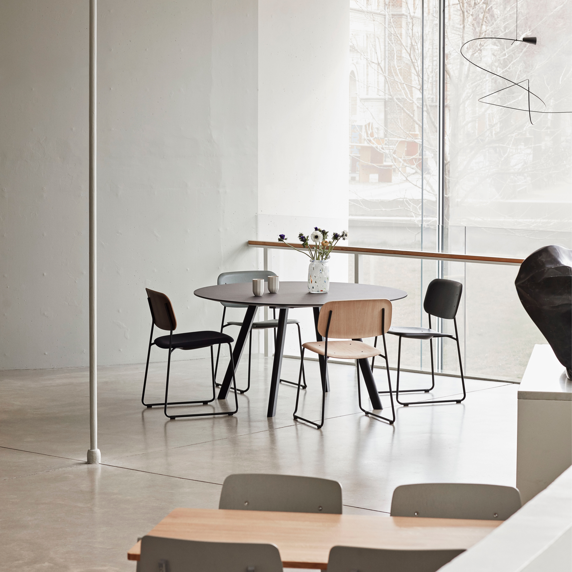 Eettafel CPH25 Ø140 mat gelakt onderstel linoleum zwart blad