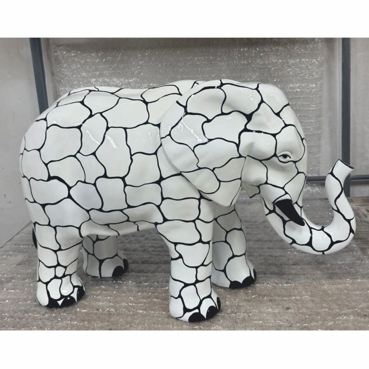 Decorative sculpture elephant white / black 84 x H. 57 cm - decorative figure