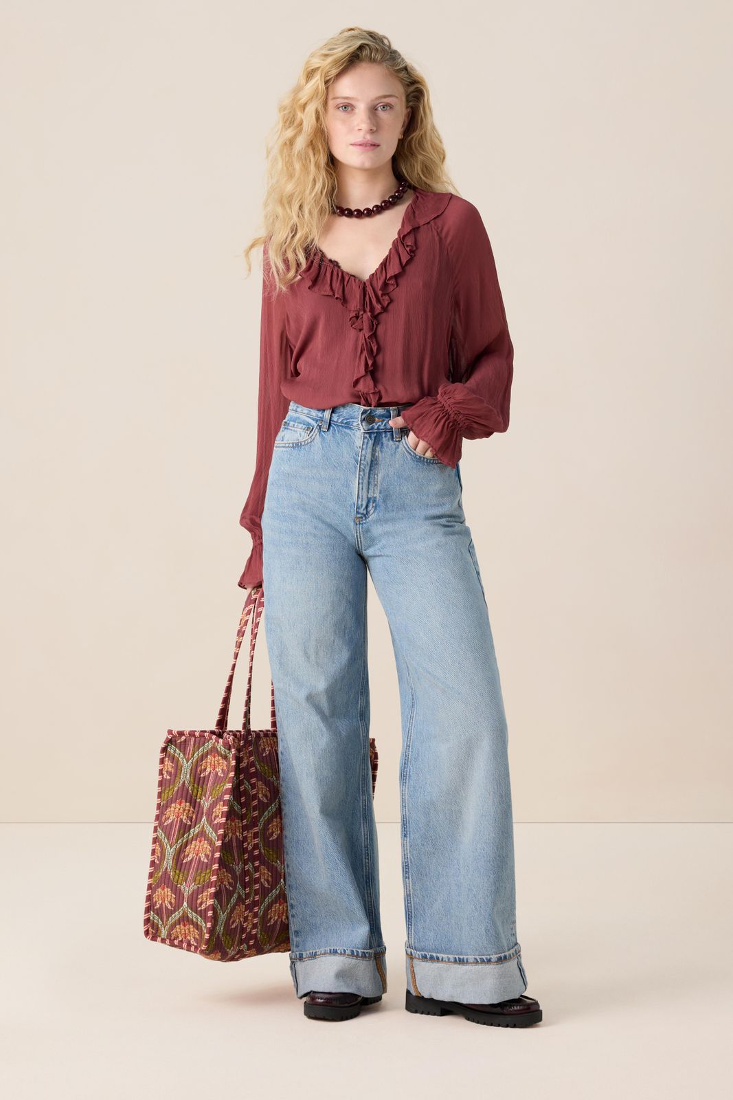 Donkerrode blouse met ruffle details