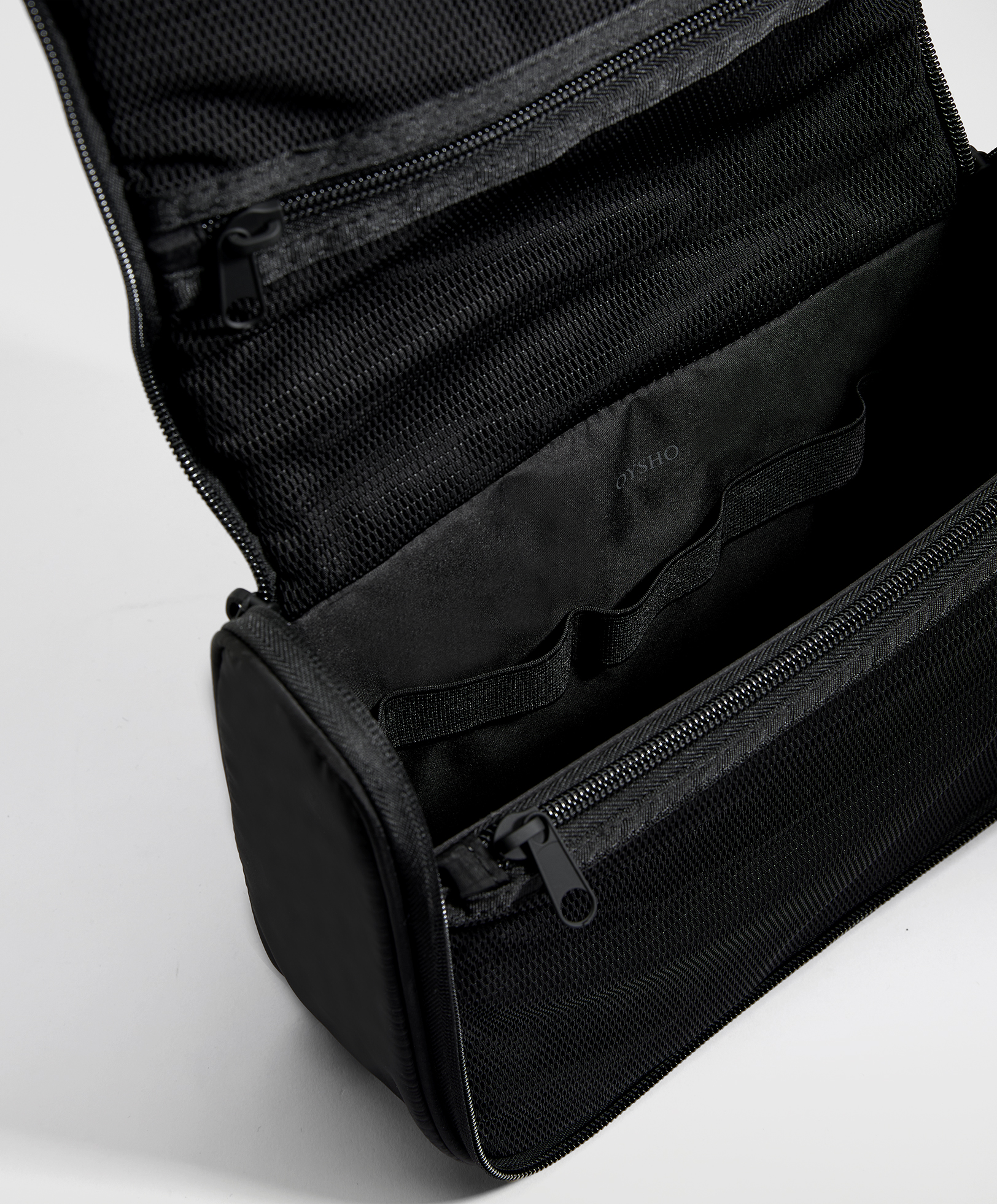 OYSHO Hanging water-repellent wash bag
