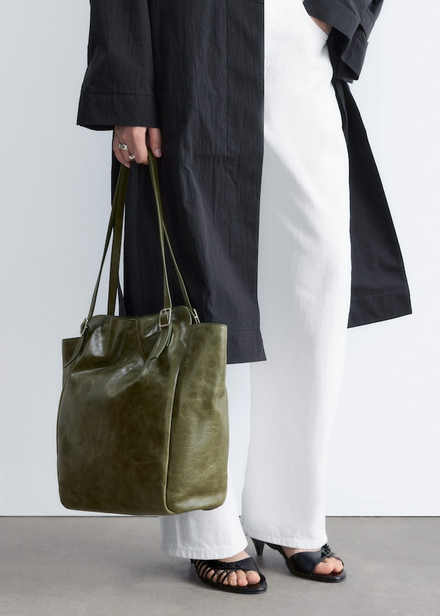 & Other Stories BUCKLE-STRAP LEATHER TOTE