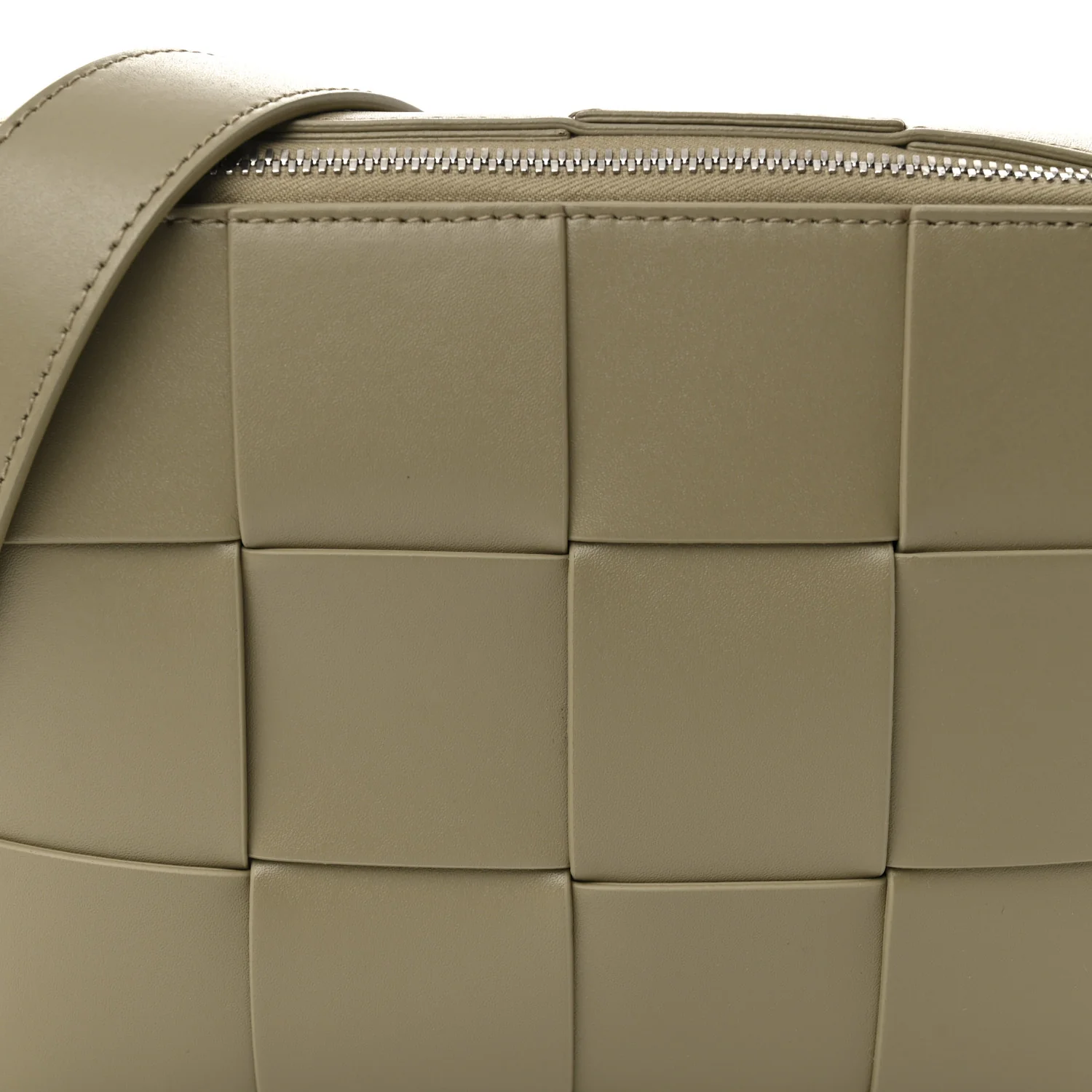 Lambskin Maxi Intrecciato Cassette Camera Bag Travertine - Top Club