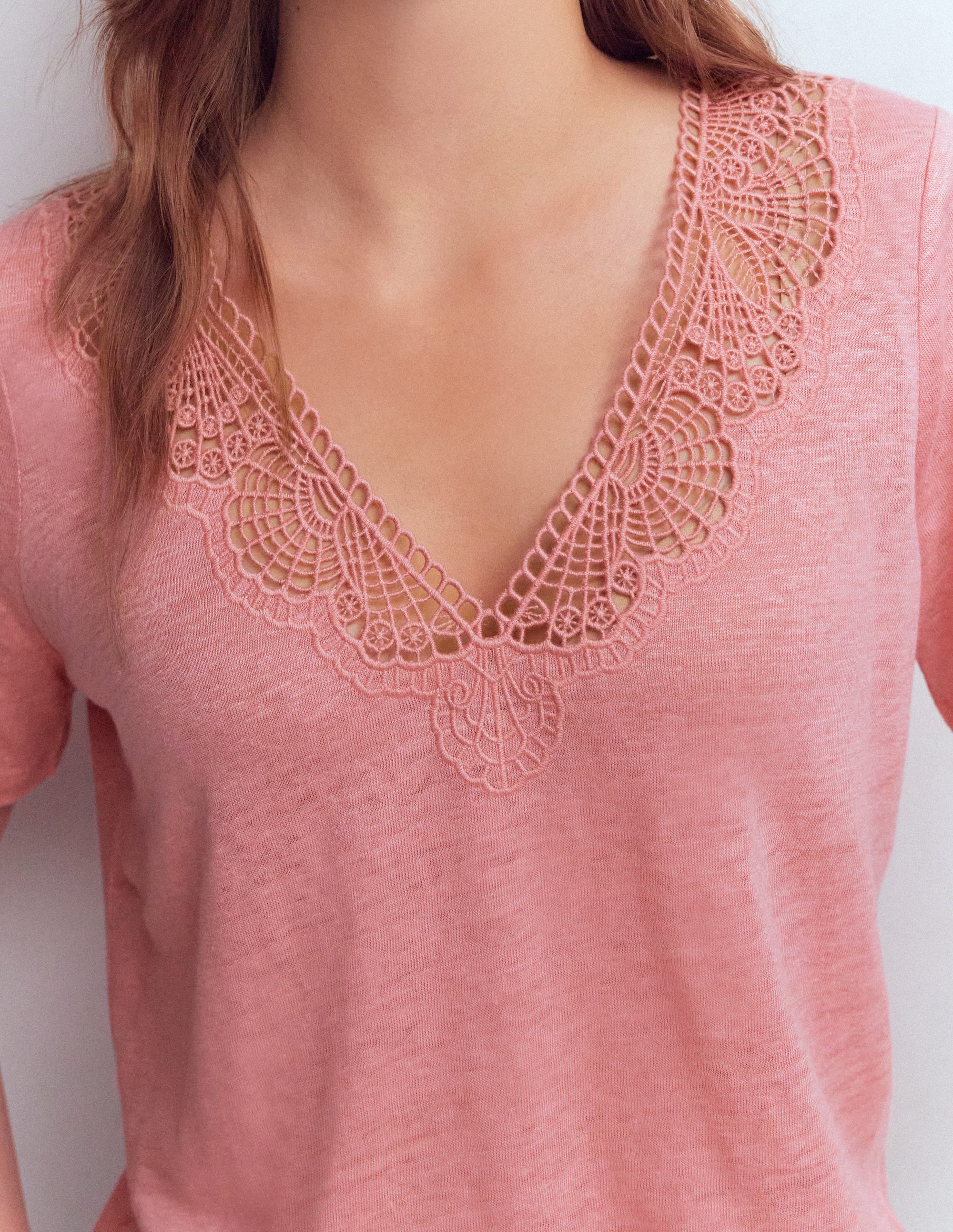 Tara T-Shirt aus Leinen mit Spitzenbesatz-Mandelblütenrosa