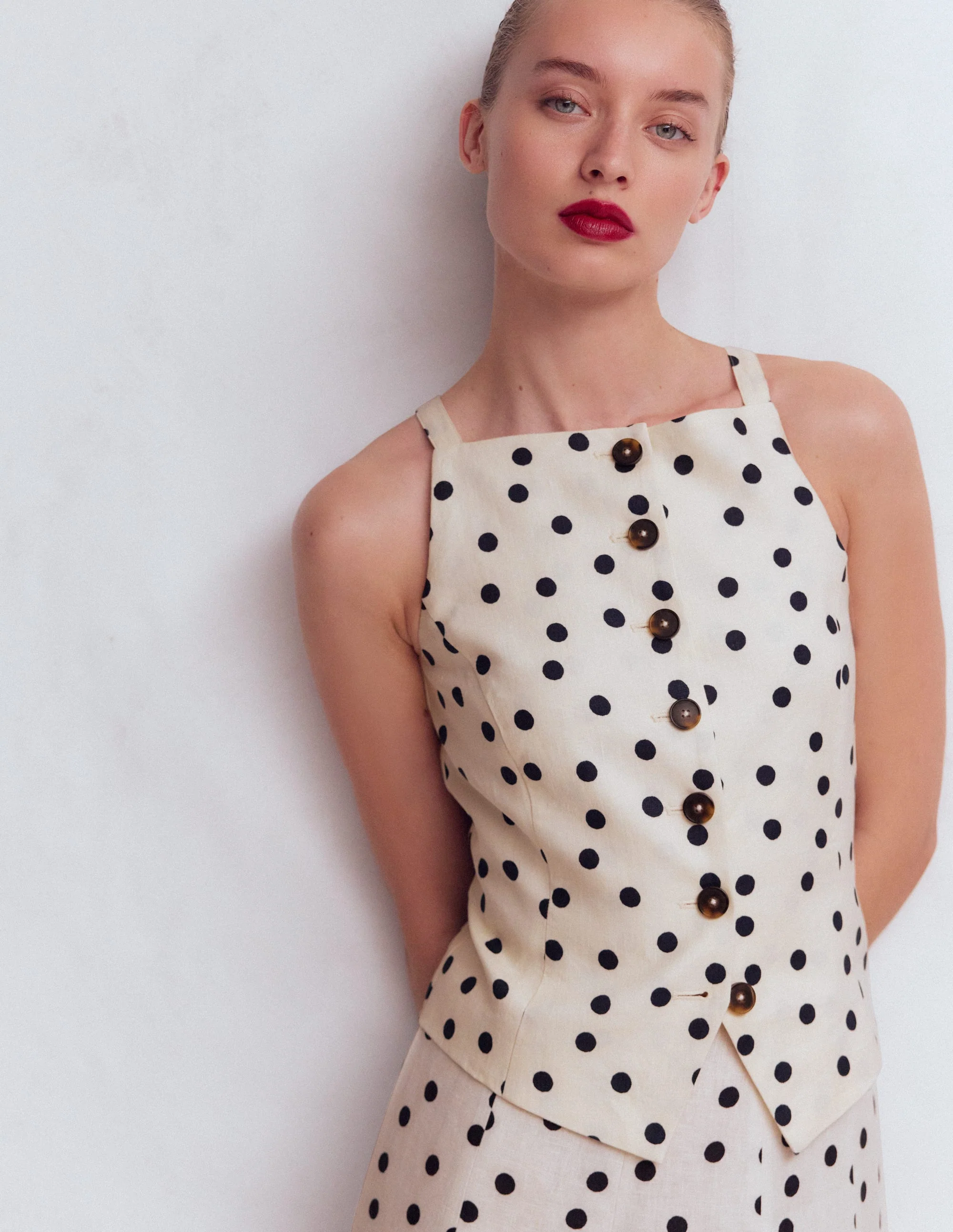 Weste mit eckigem Ausschnitt und Trägern-Elfenbein Punkte