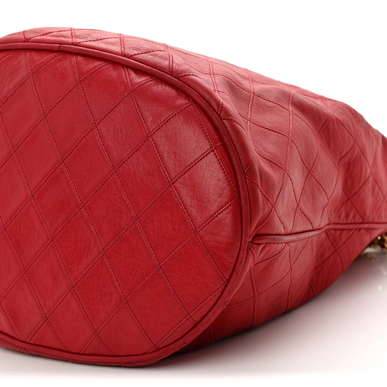 Lambskin Diamond Stitched CC Drawstring Shoulder Bag Red - Top Club
