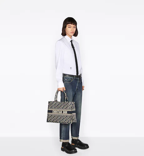 MEDIUM D BOOK TOTE Blue D Oblique Embroidery (36 x 27.5 x 16.5 cm) - Top Club