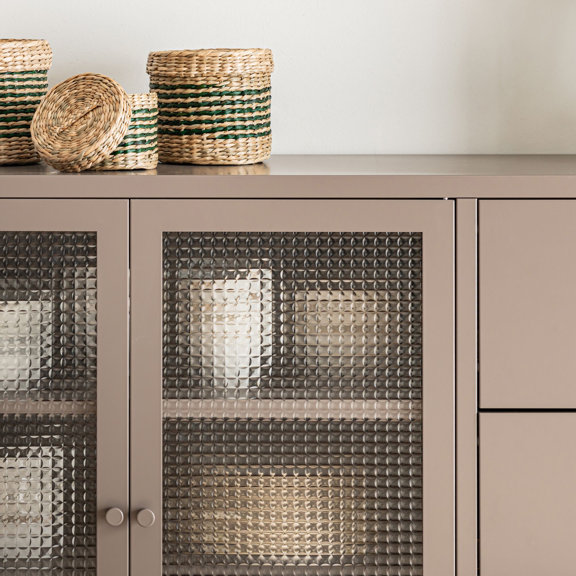 LAYNA - Buffet 3 tiroirs et 2 portes battantes vitrées en acier - marron moka