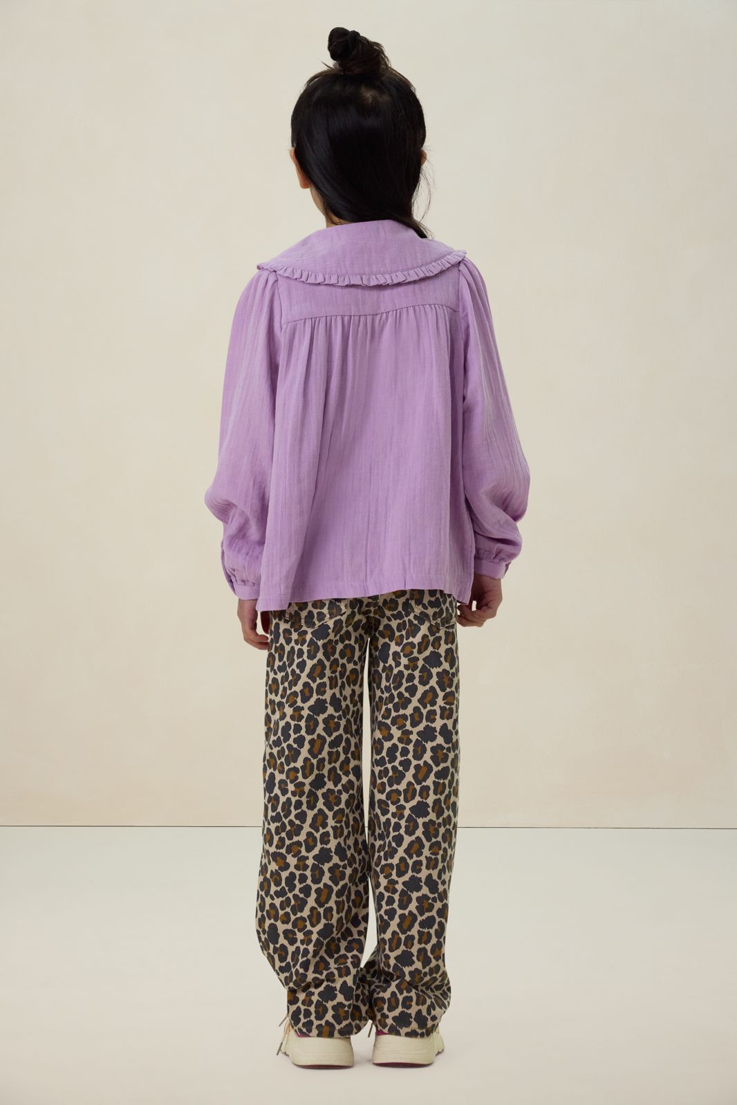 Lichtpaarse blouse met kraag