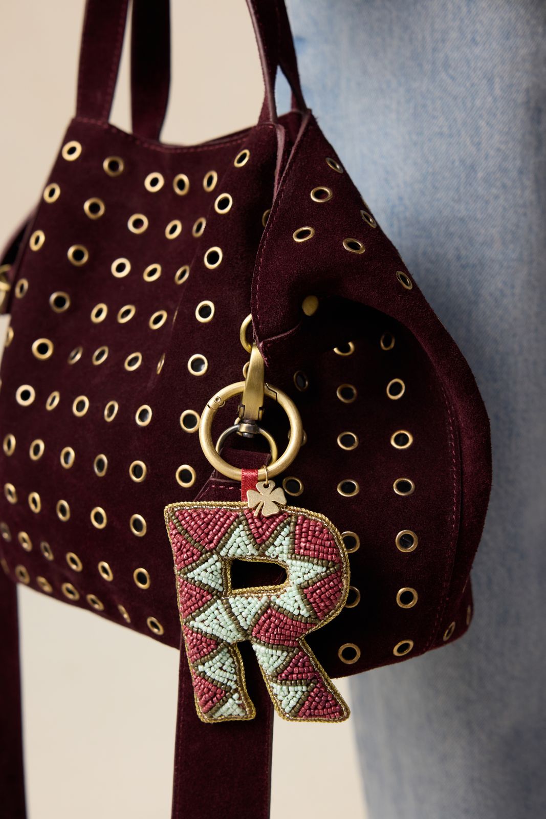 Donkerrode bag charm letter R