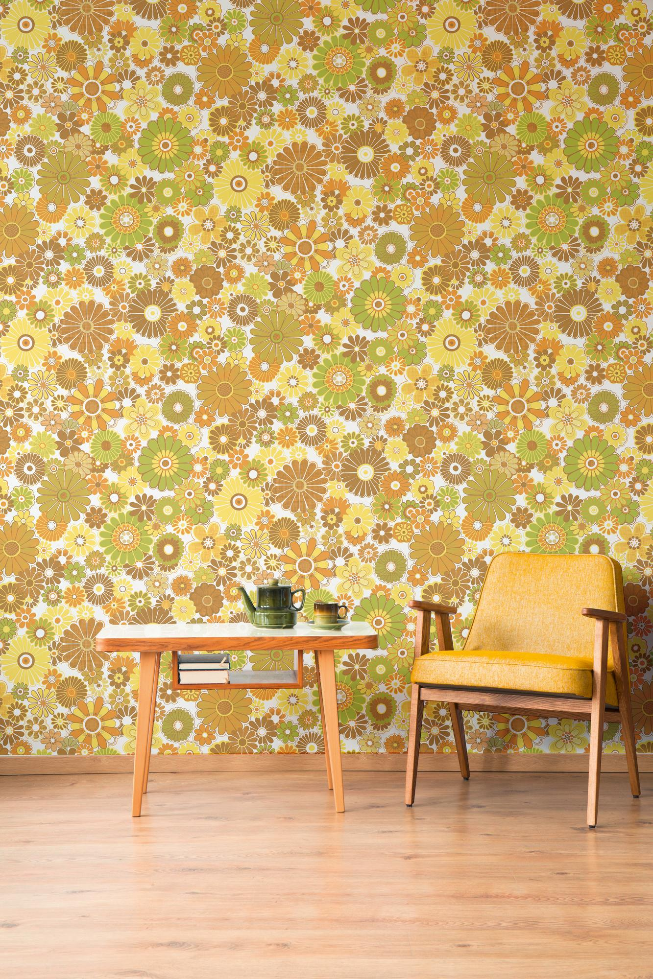 Retro behang bloemmotief met een lichte structuur – geel, groen, bruin Bloemen retro behang met een lichte structuur – geel, groen, bruin #1
