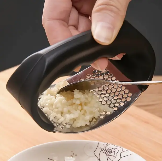 Stainless Steel Garlic Press 2-Pack, Rust-Resistant Easy-to-Clean Durable Kitchen Gadget, Kitchen Supplies for Chopping & Crushing Garlic, Ideal Apartment Kitchenware Utensil, Holiday Gift for Family