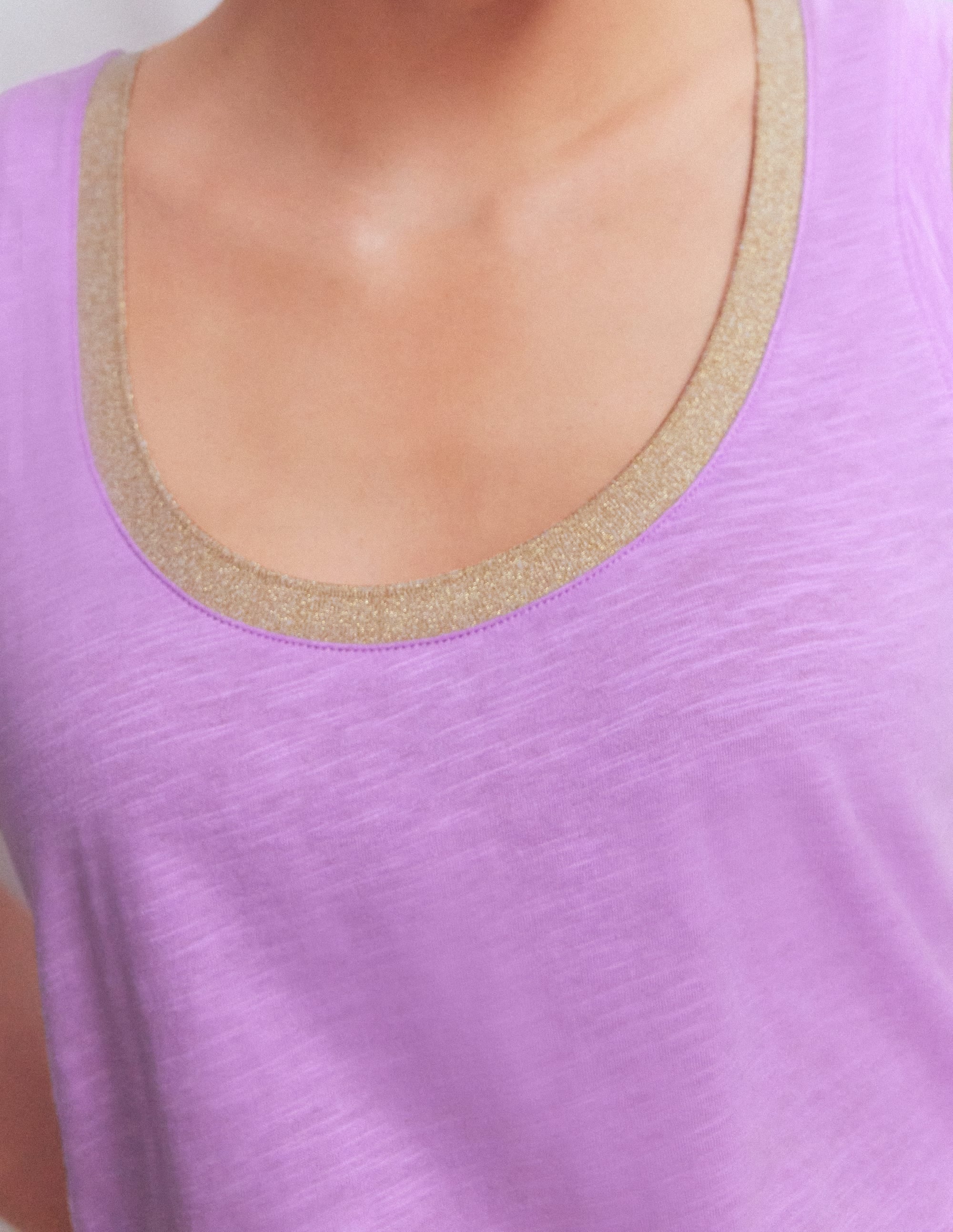 Top mit Metallic-Besatz und tiefem Rundhalsausschnitt-Heide Flieder