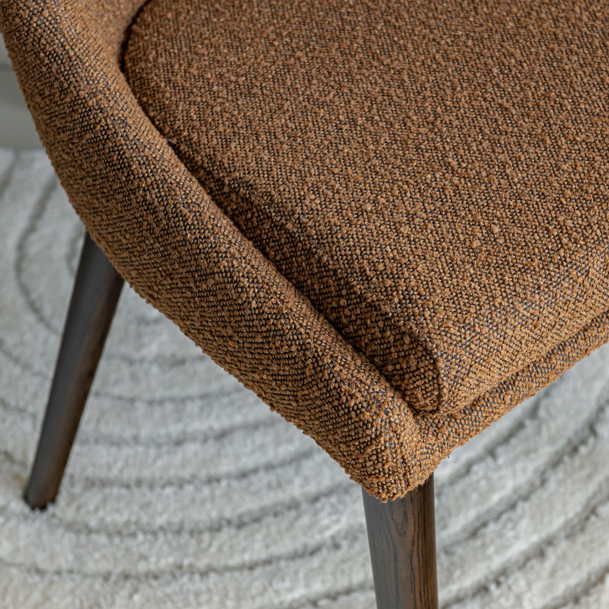 ABBY - Chaise de repas en tissu bouclette rasé - brun chataignier