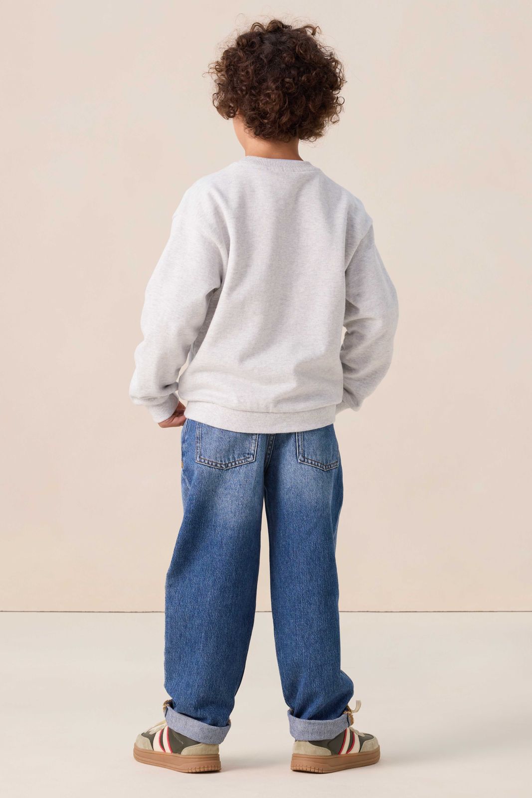 Lichtgrijze sweater met artwork