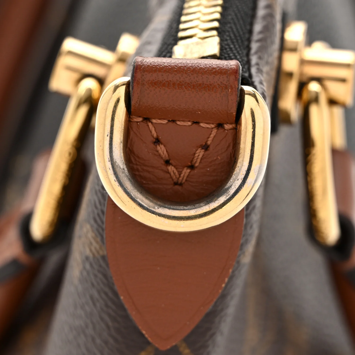 Monogram V Tote BB Black - Top Club