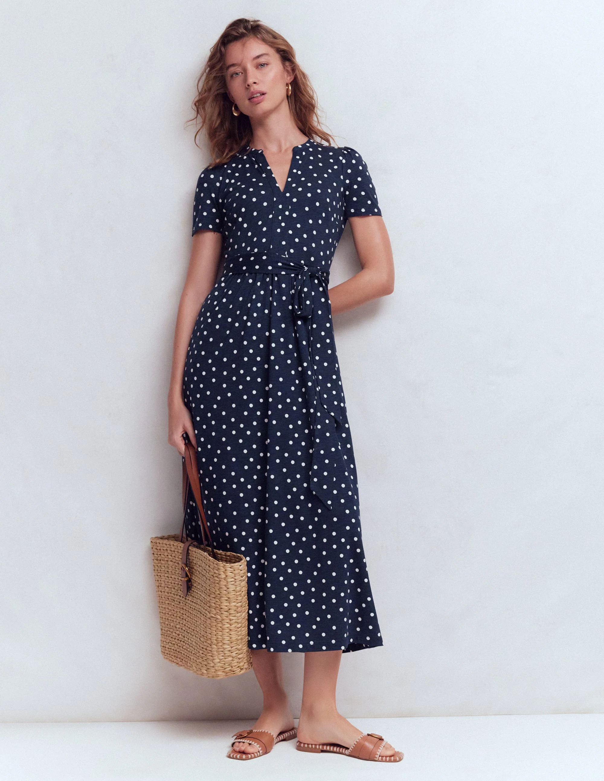 Naomi Jersey-Midikleid-Marineblau und Naturweiß, Gemalte Tupfen