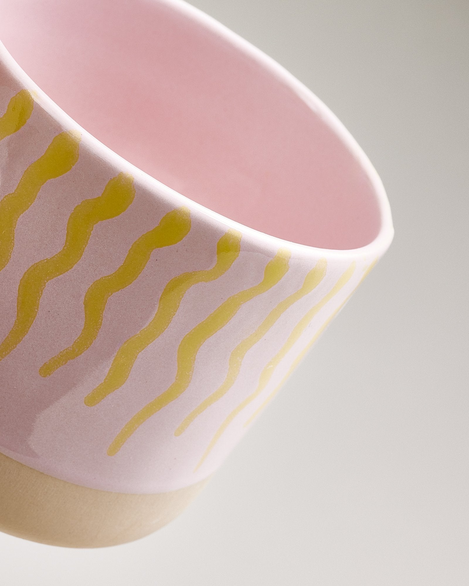 Nódoa Tasse groß gestreift rosa gelb