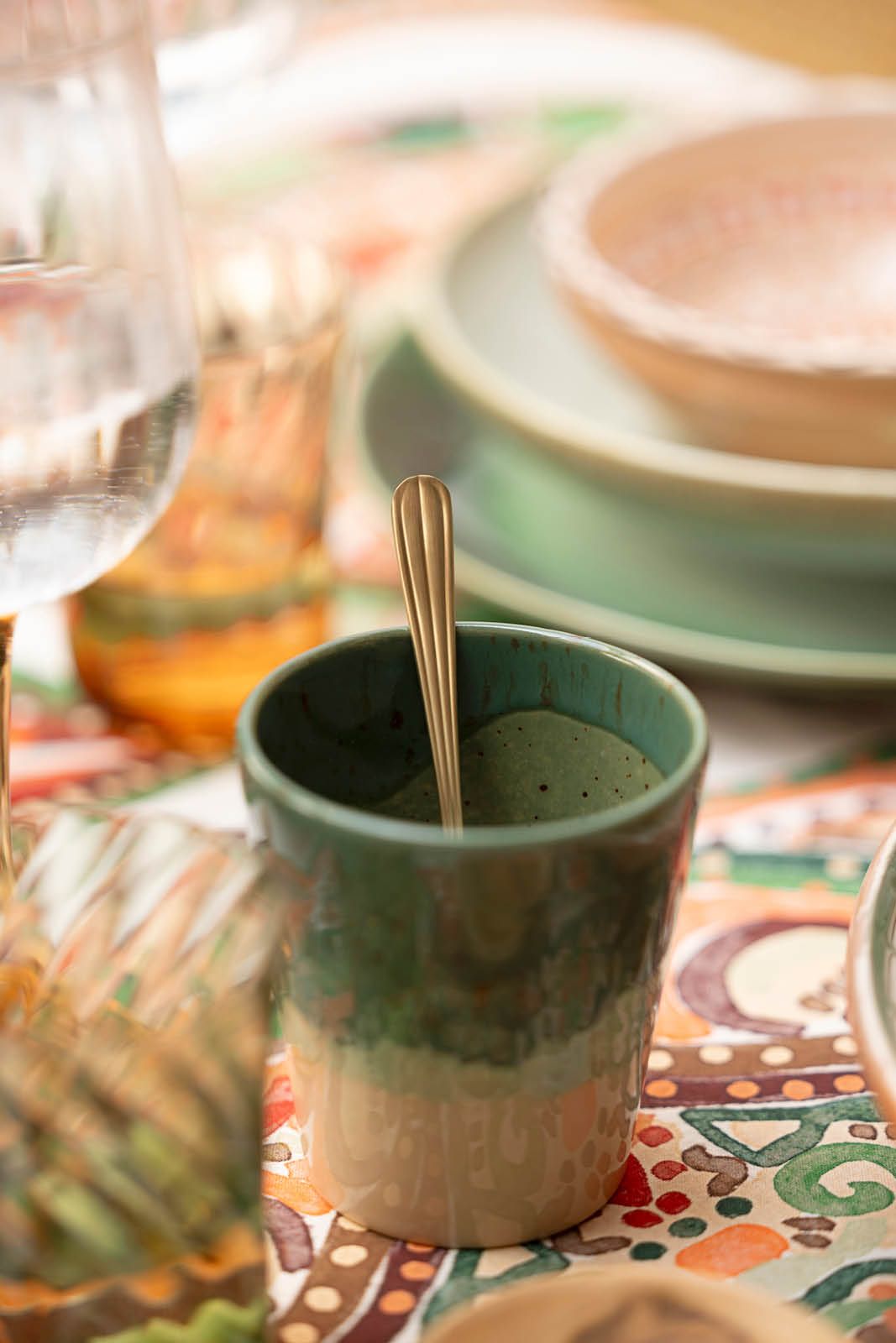 Donkergroene koffiemokken met kleurenoverloop