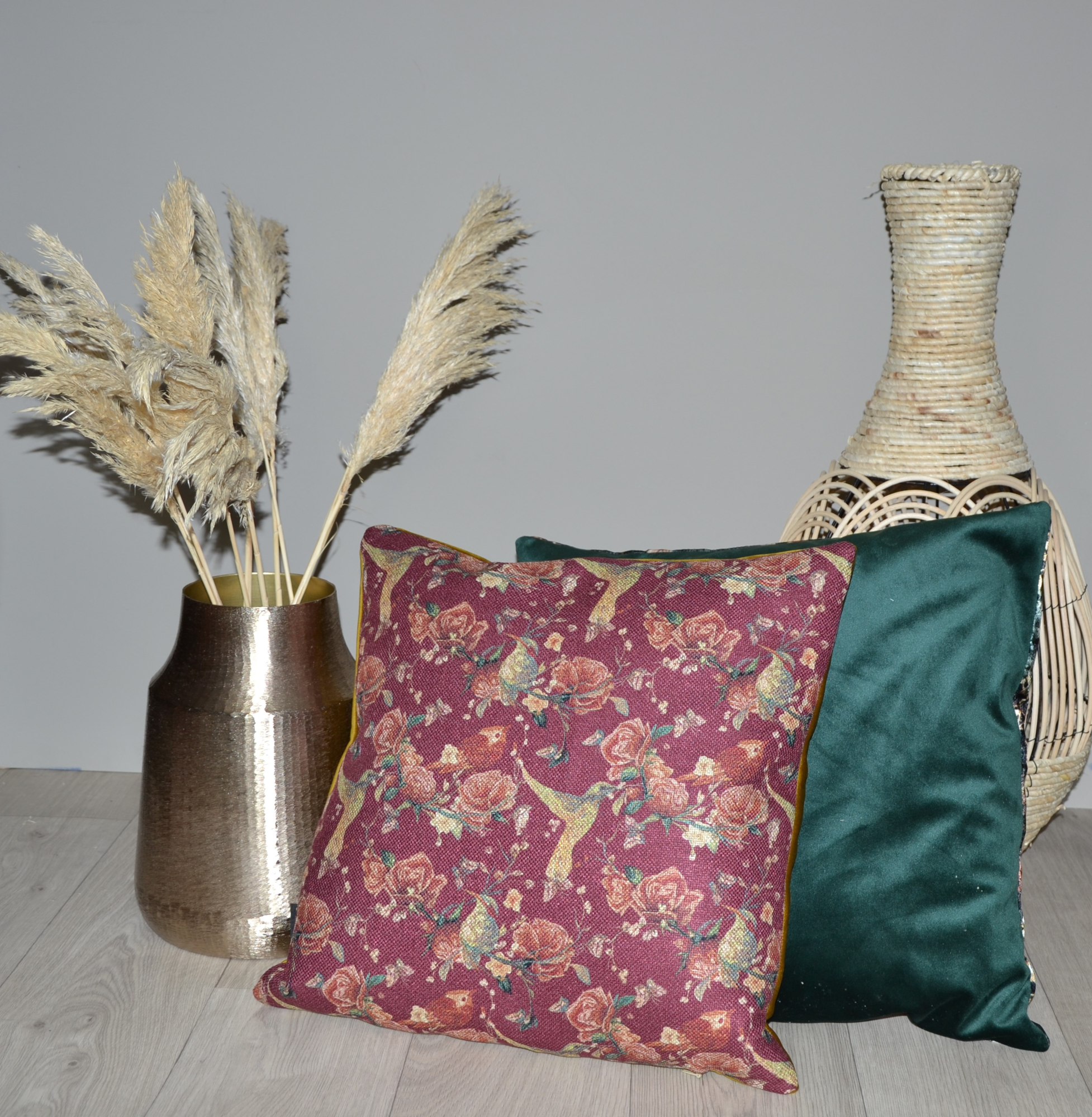 Kussen vogel met bloemen rood 4545