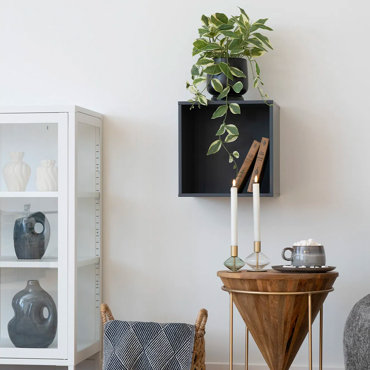 Wandplank vierkant donkergrijs Frenkie