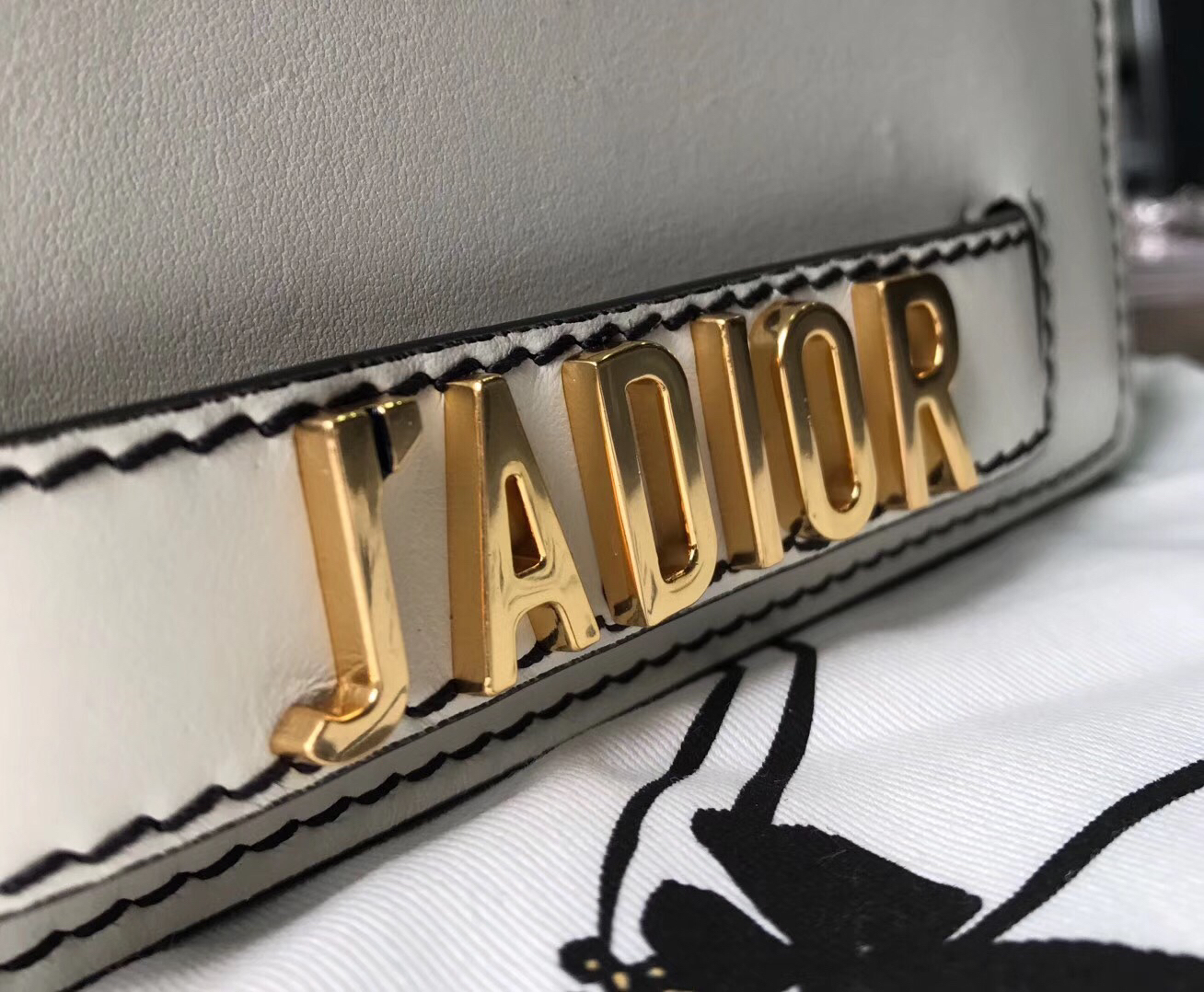 D White JAD Wallet On Chain Pouch - Top Club