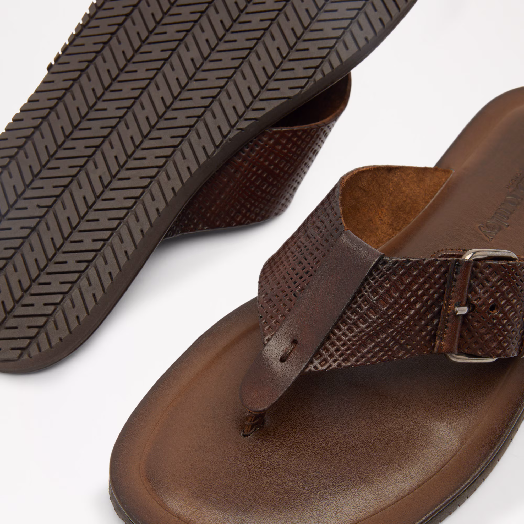 Buckle UpToe-Post Buckle Sandal
